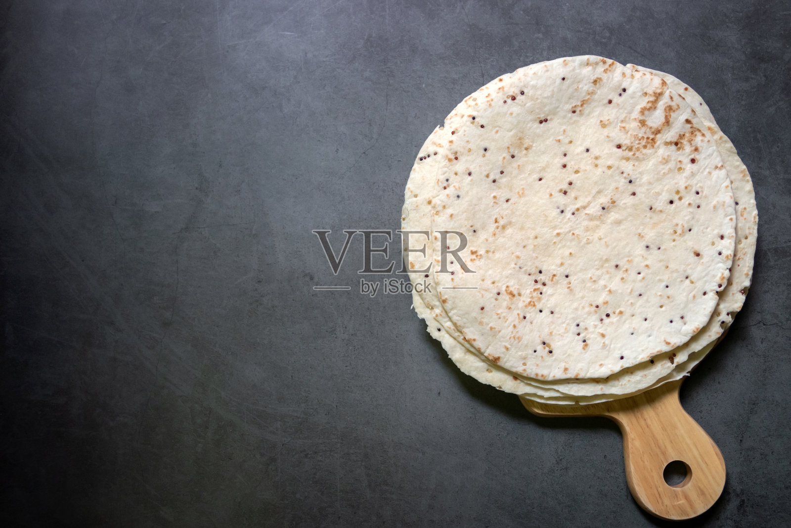 堆叠玉米饼与超级食物藜麦，俯视图和复制空间在灰色背景。照片摄影图片