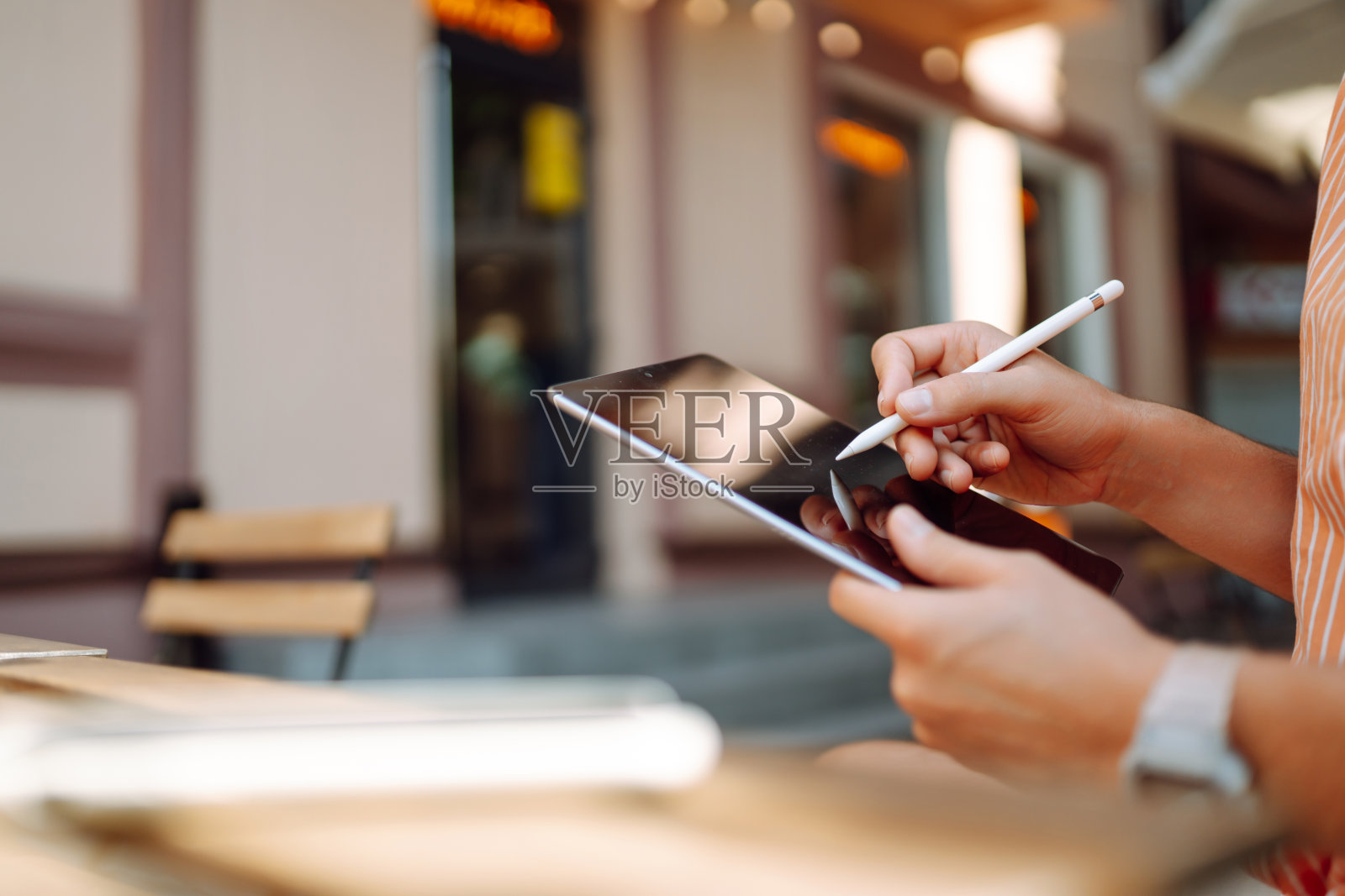 男性手触屏平板特写。照片摄影图片