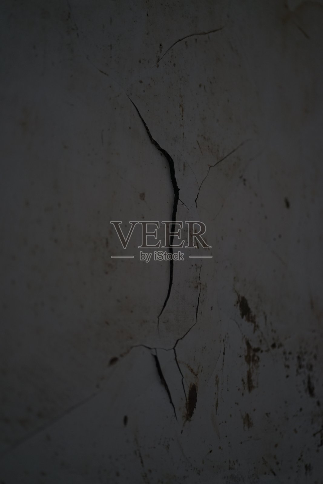 墙倒了，鼓了起来，破了照片摄影图片