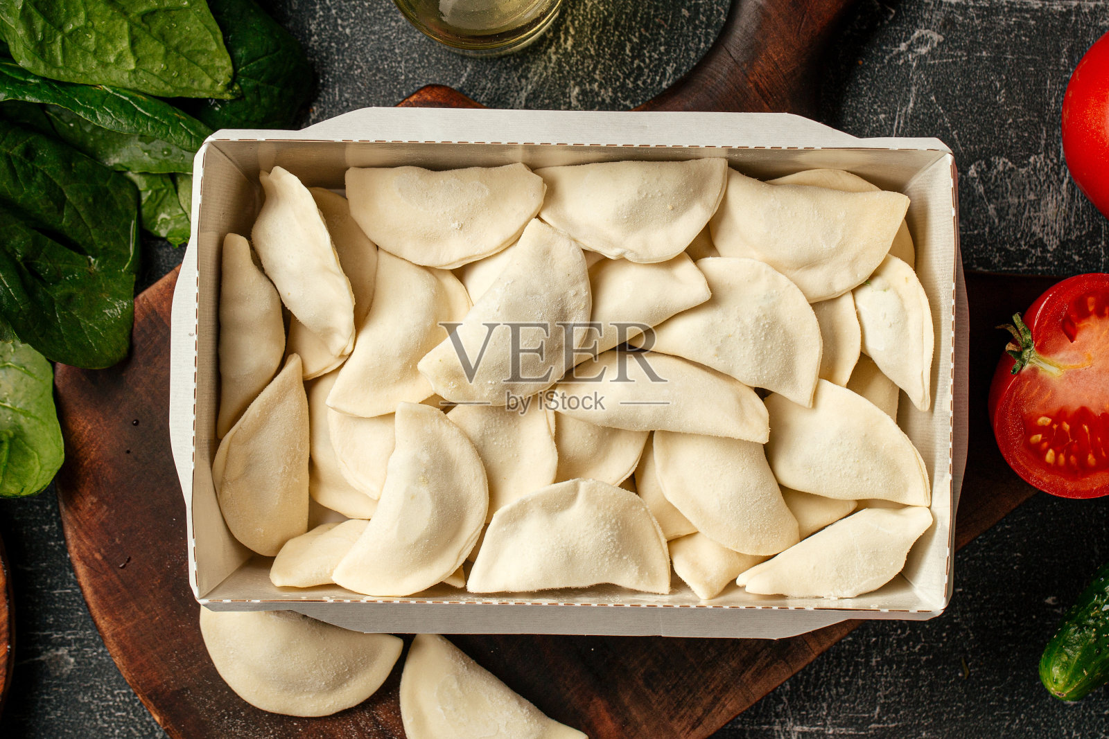 半成品的俄罗斯饺子照片摄影图片
