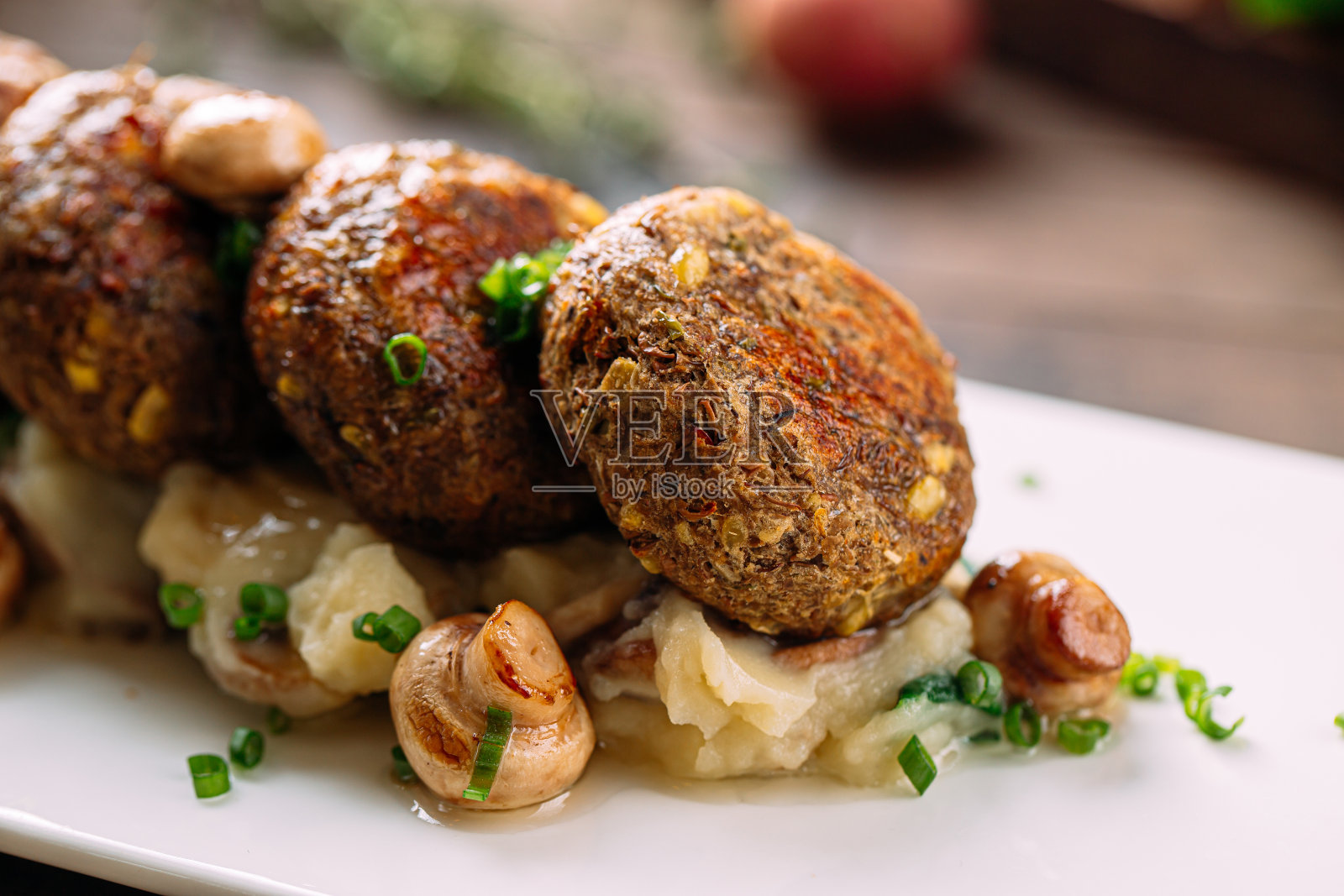 一份蘑菇沙拉三明治照片摄影图片