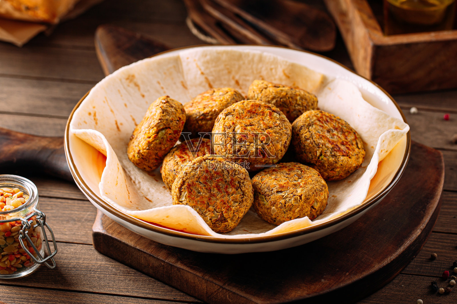 一份新鲜的素食沙拉三明治配皮塔饼照片摄影图片