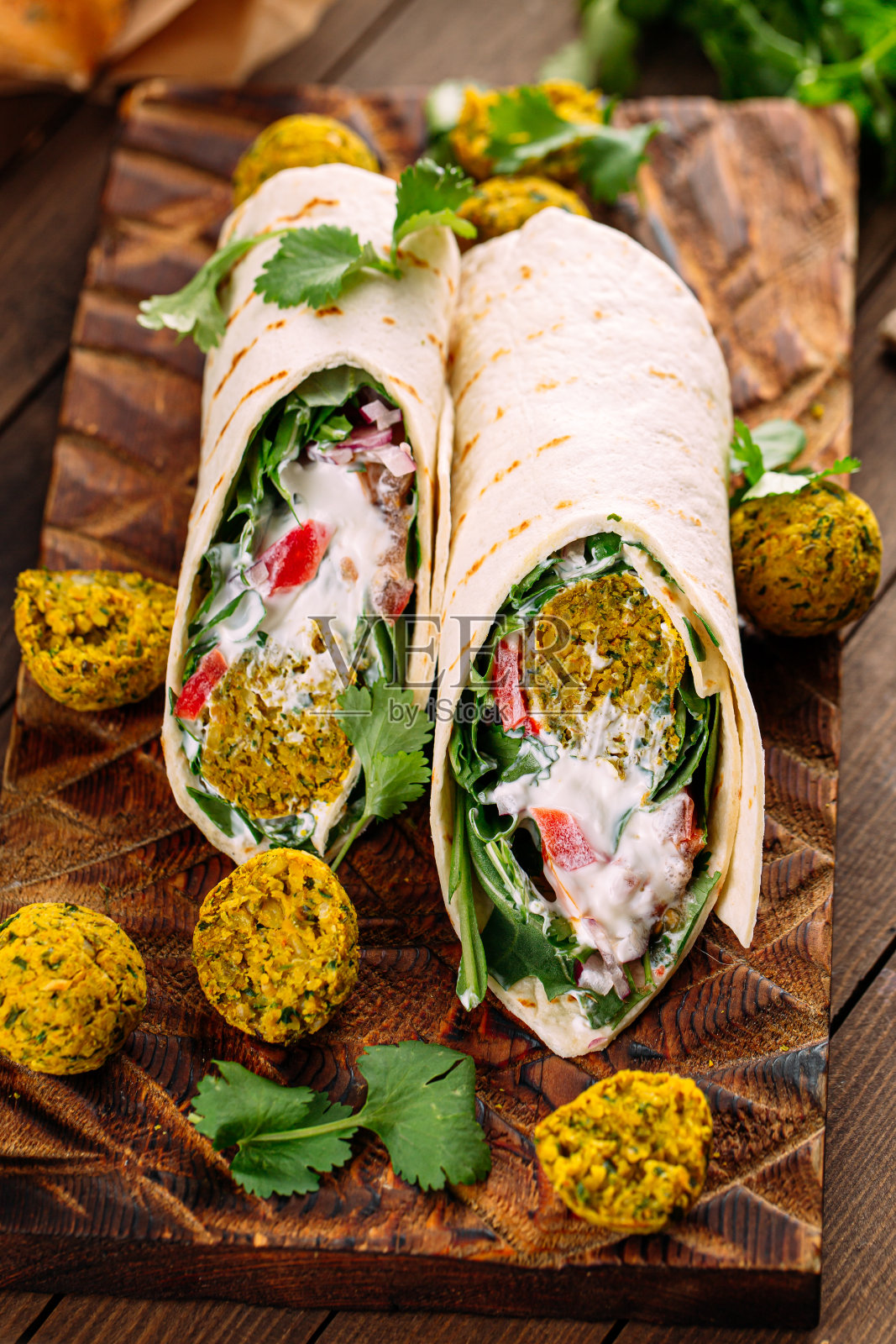 机上有一份素食沙拉三明治卷照片摄影图片