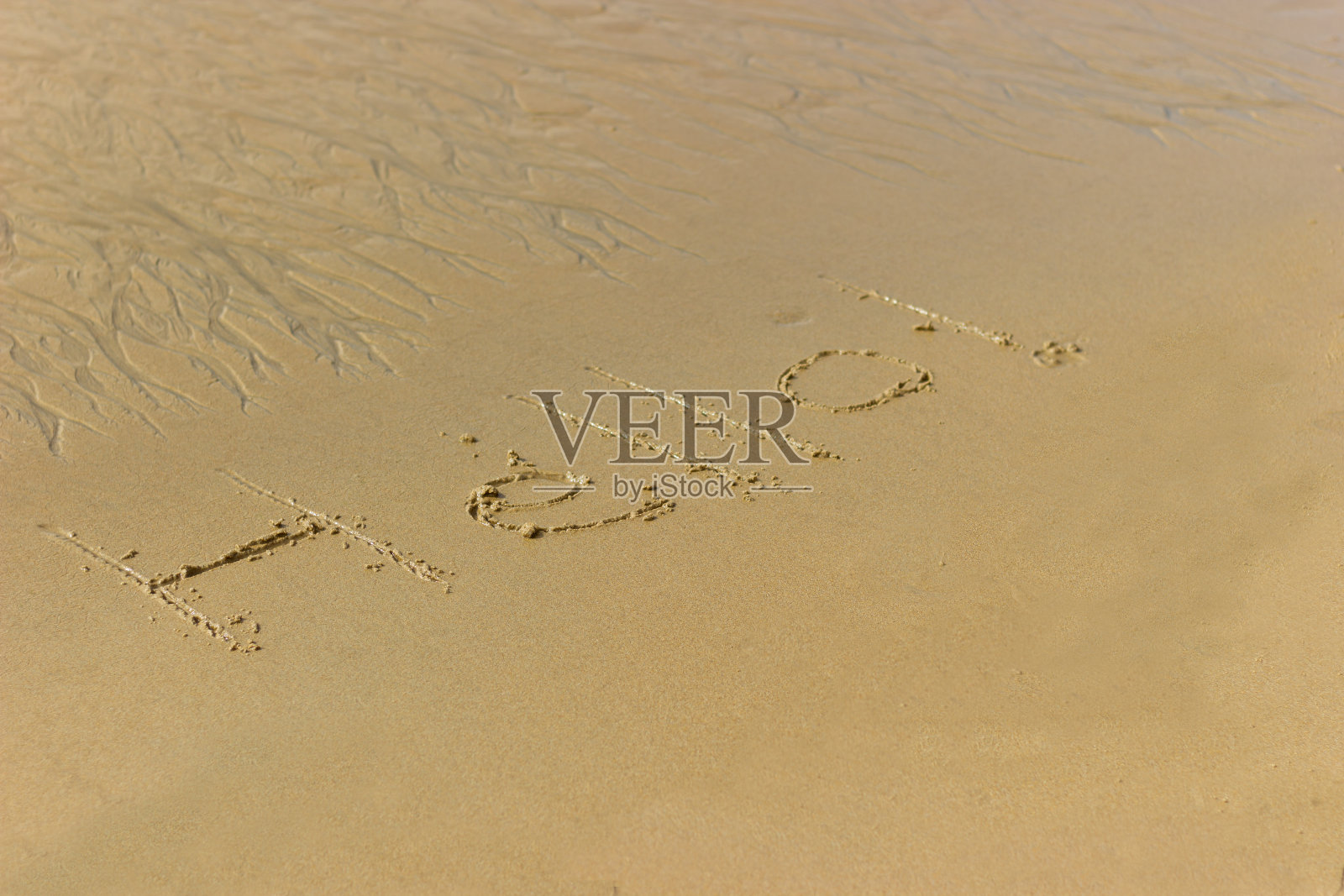 沙滩上湿沙上的水图。照片摄影图片