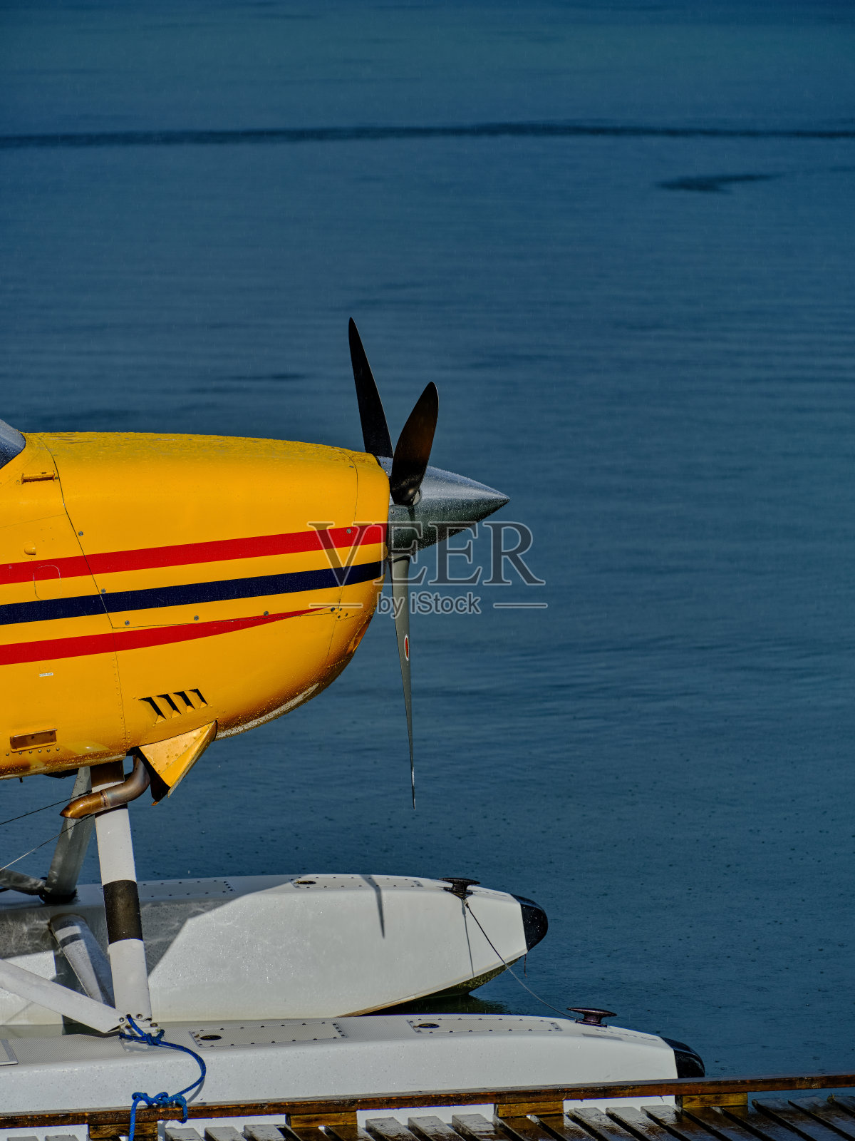 怀特霍斯尤科湖上停泊的水上飞机或水上飞机的黄色外壳照片摄影图片