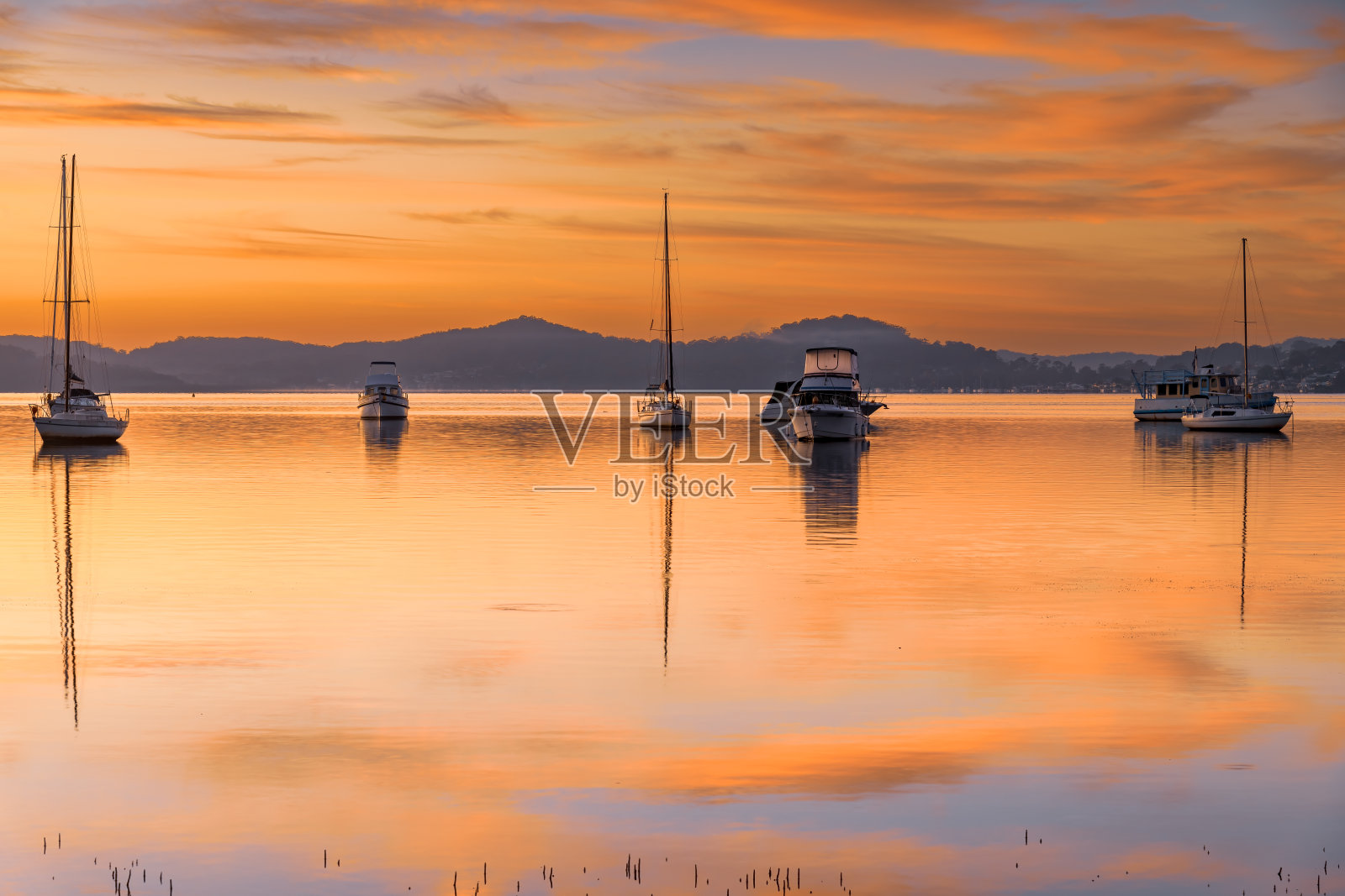 美丽的日出水景，高云，倒影和船只照片摄影图片