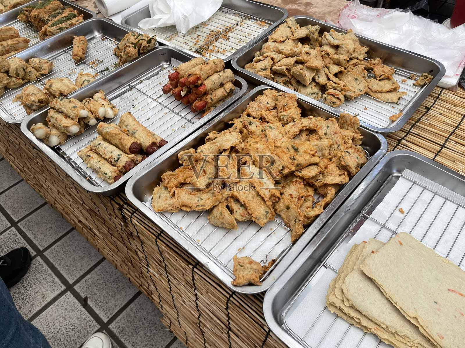 油炸食品(鸡肉、紫菜卷、鱼饼)照片摄影图片