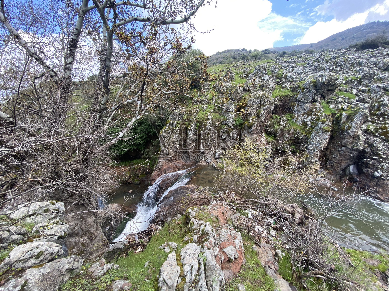 瀑布在山谷与蓝天照片摄影图片