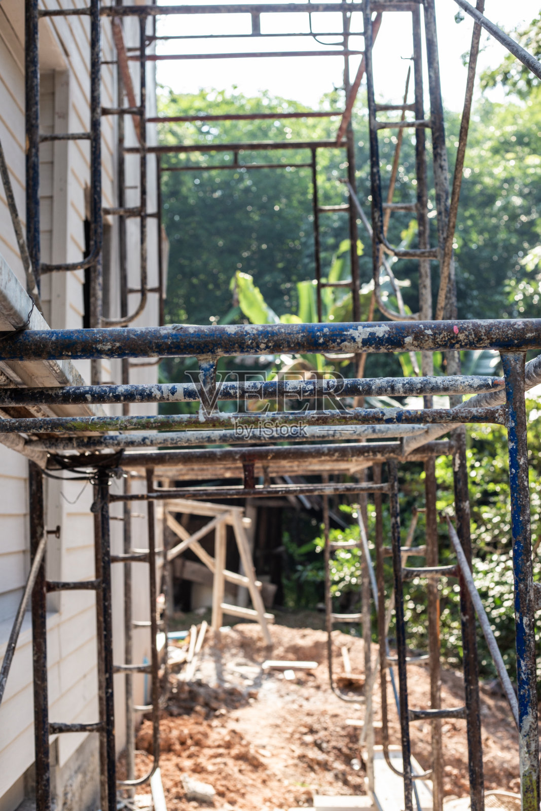 现代新住宅建筑工地外的脚手架照片摄影图片