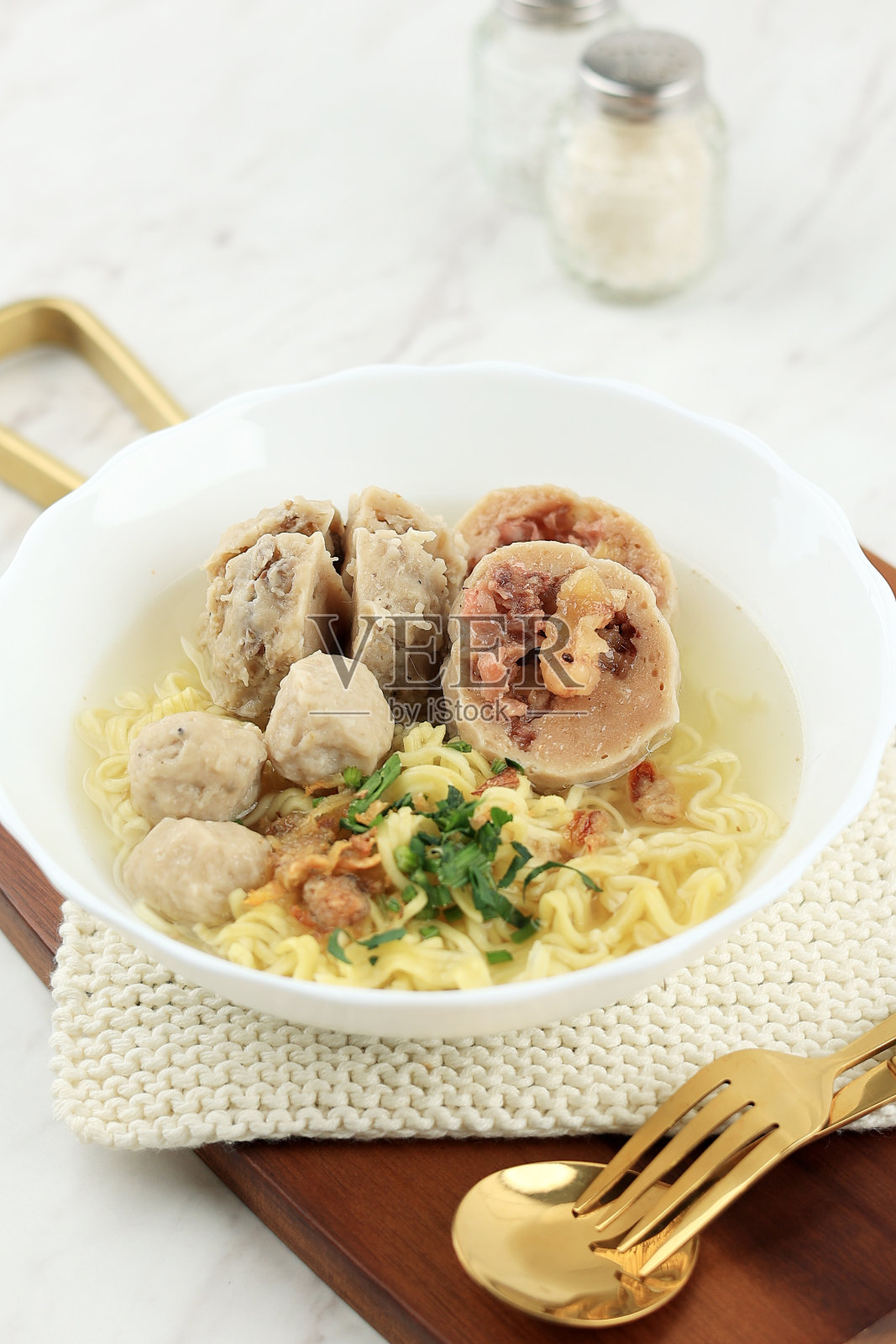 碎肉丸面，黄肉丸面照片摄影图片