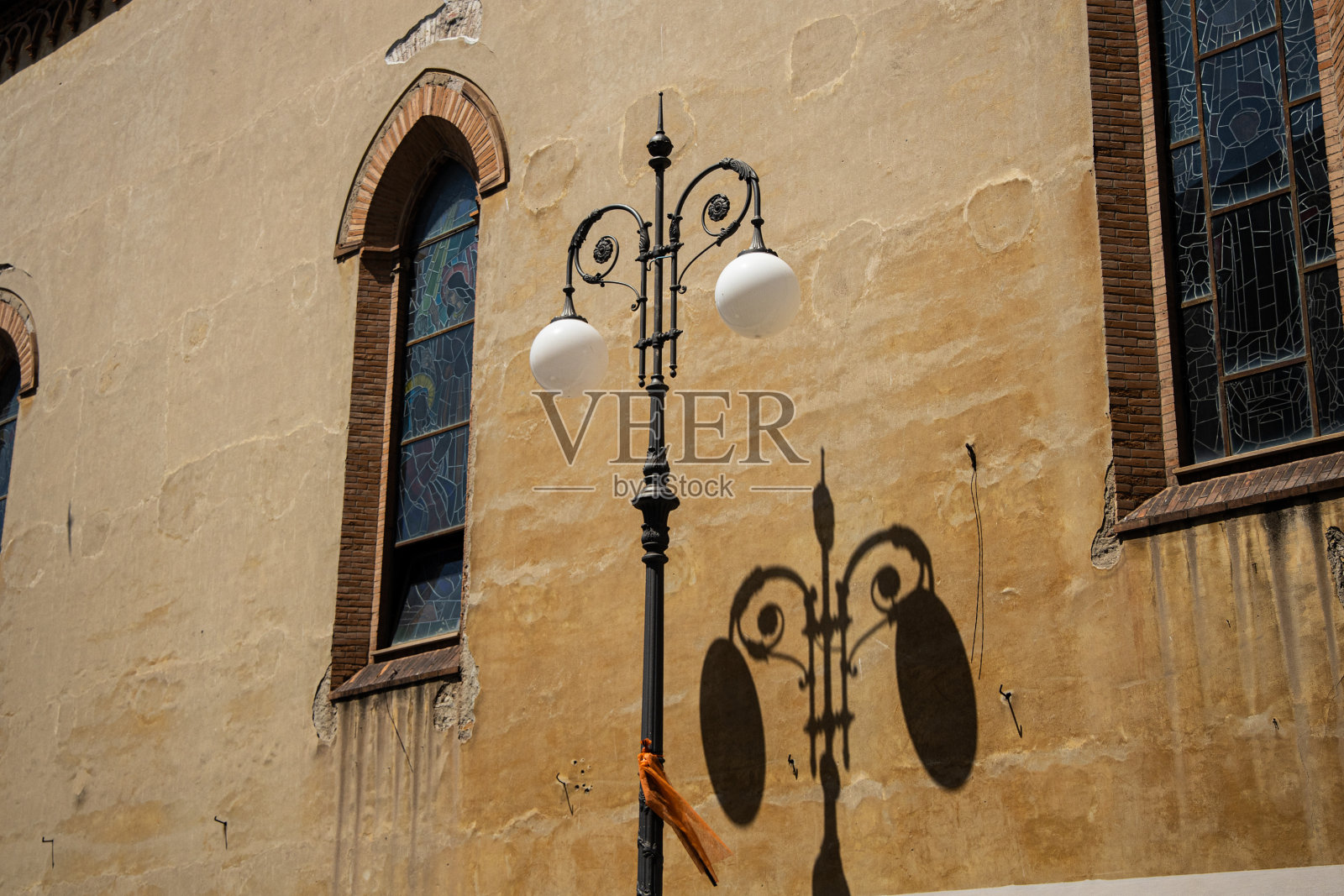 比萨赤土建筑上的街灯和阴影照片摄影图片