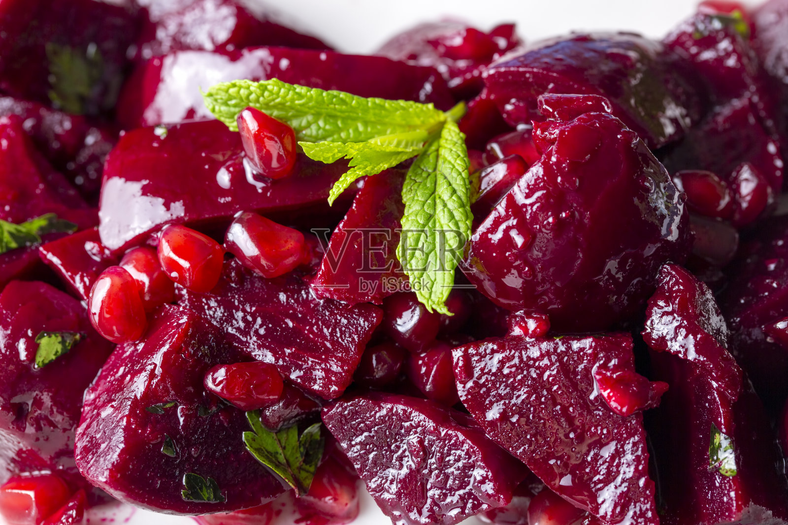 传统的土耳其开胃菜;红甜菜沙拉(土耳其名;Pancar salatasi mezesi照片摄影图片