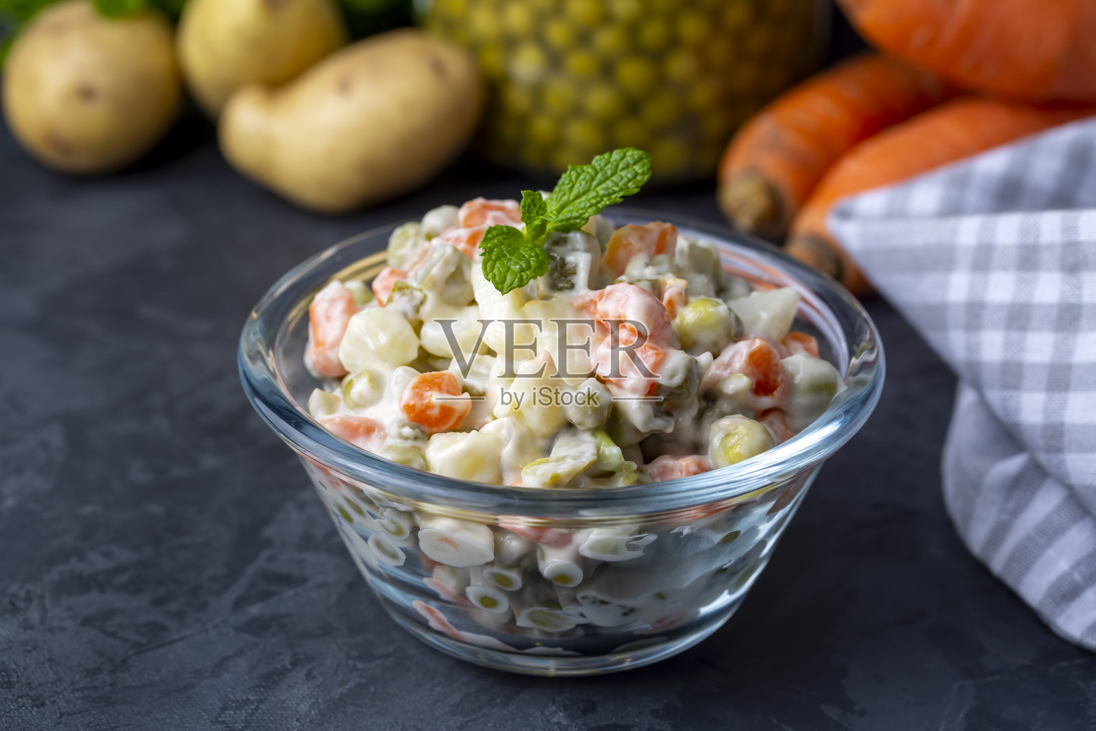 俄罗斯沙拉奥利维尔配蛋黄酱和鸡蛋(土耳其名称;俄文salatasi)照片摄影图片