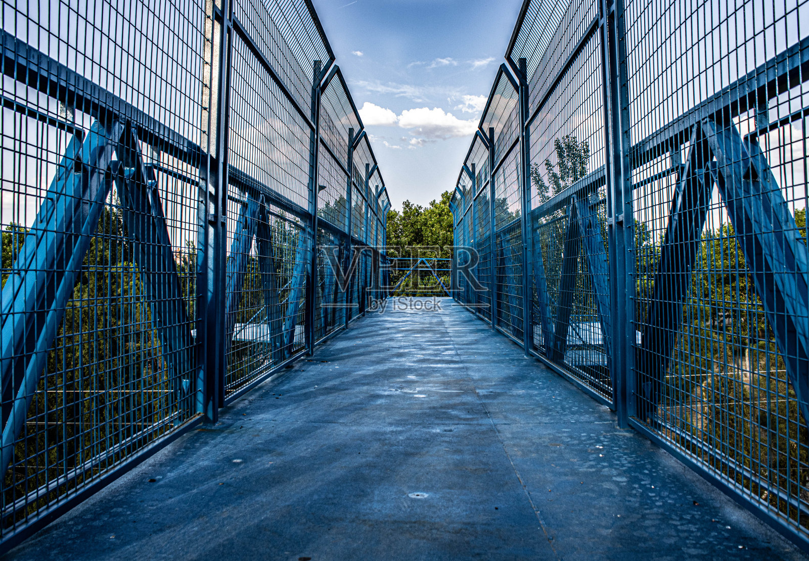 金属蓝桥照片摄影图片