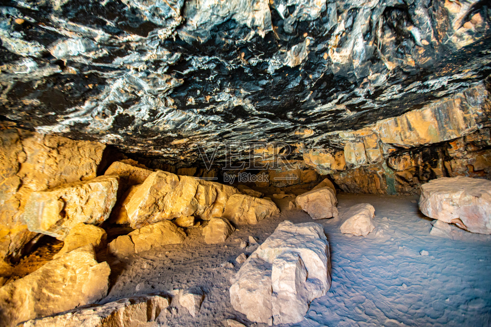 摩洛哥Oued Ahansal地区的洞穴照片摄影图片