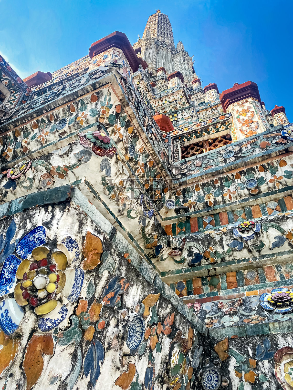 泰国首都的名片是佛教寺庙Wat Arun，黎明寺，它位于湄南河岸边照片摄影图片