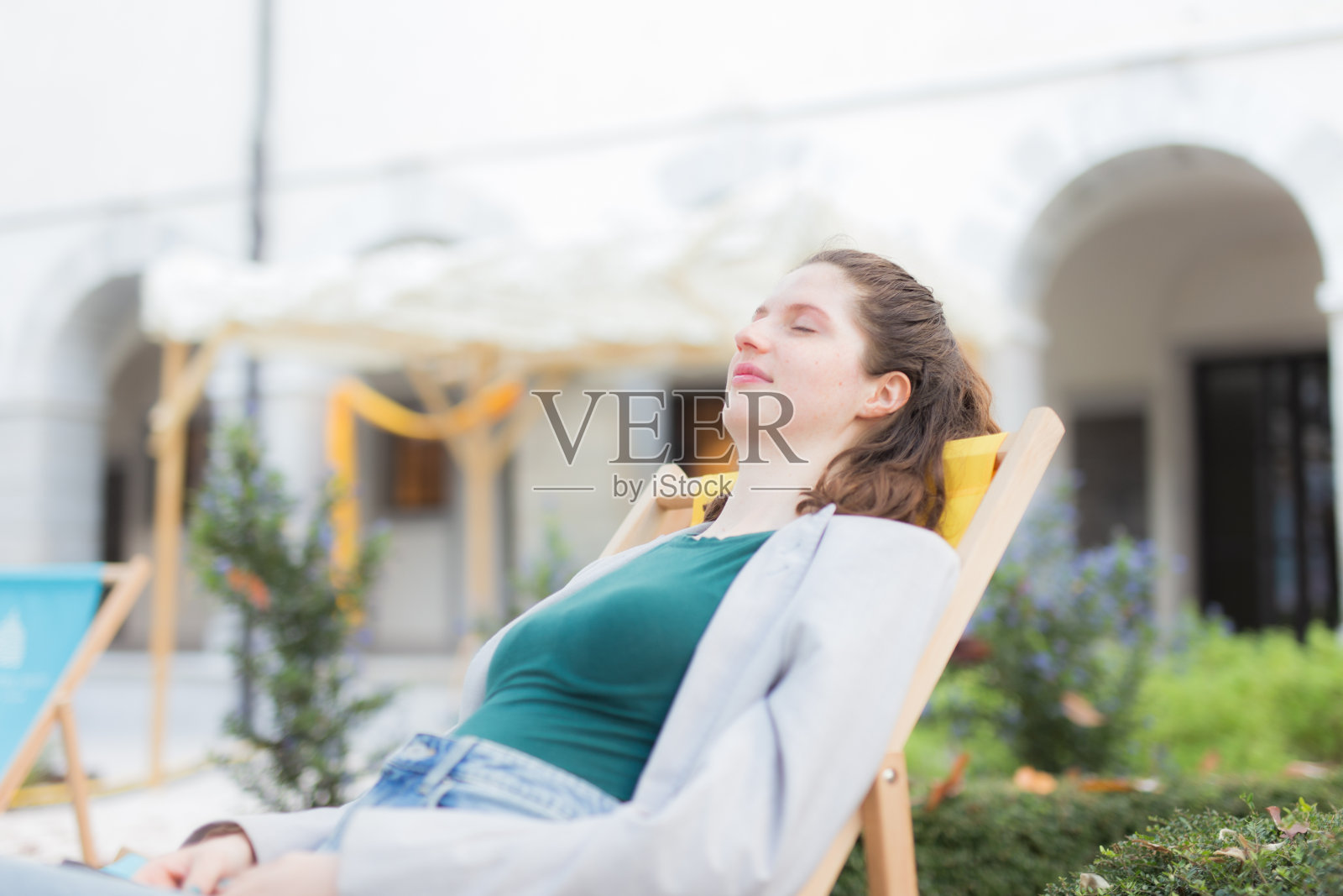 享受夏日阳光的年轻女子照片摄影图片