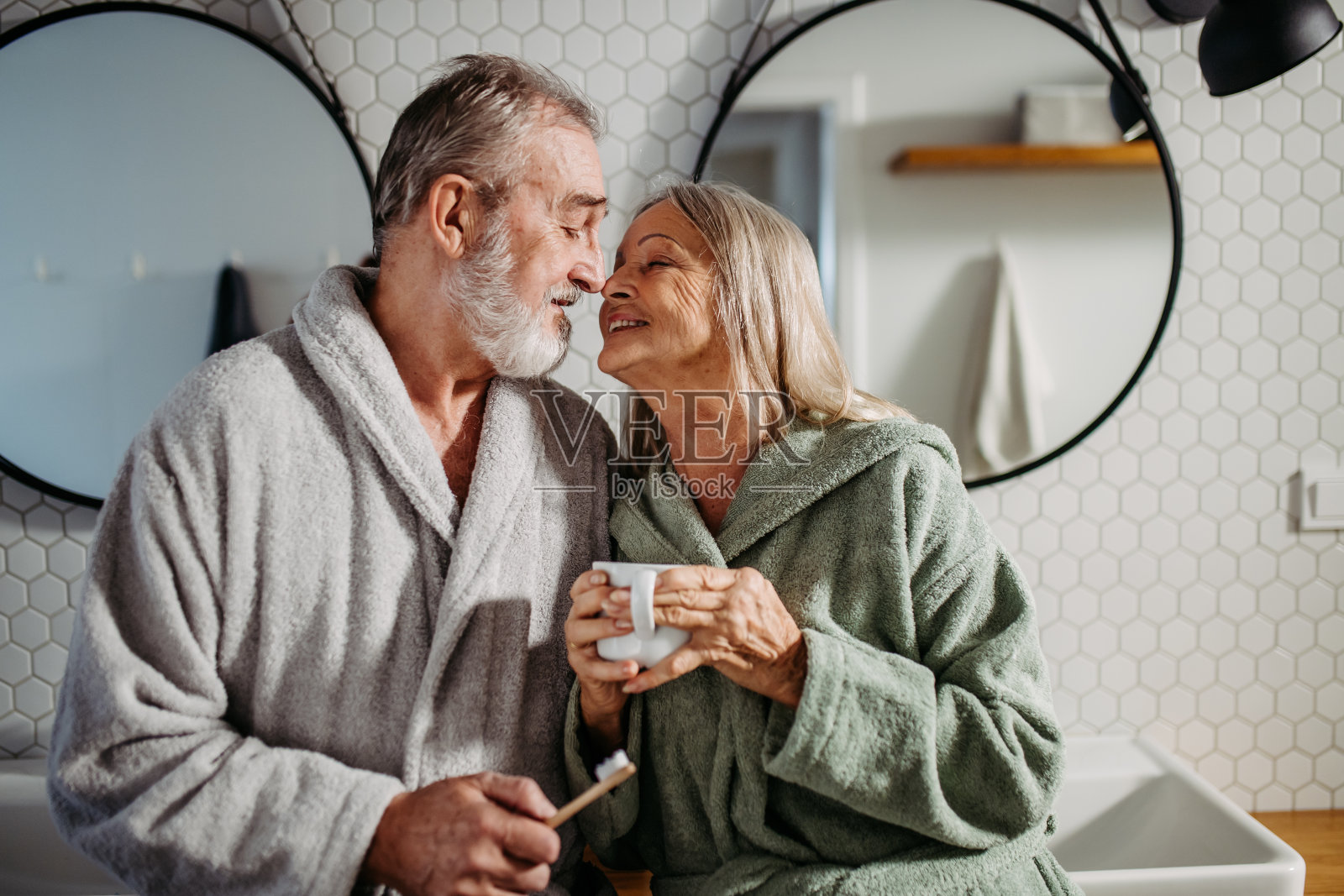 高年级夫妇在浴室里做晨间例行公事。照片摄影图片