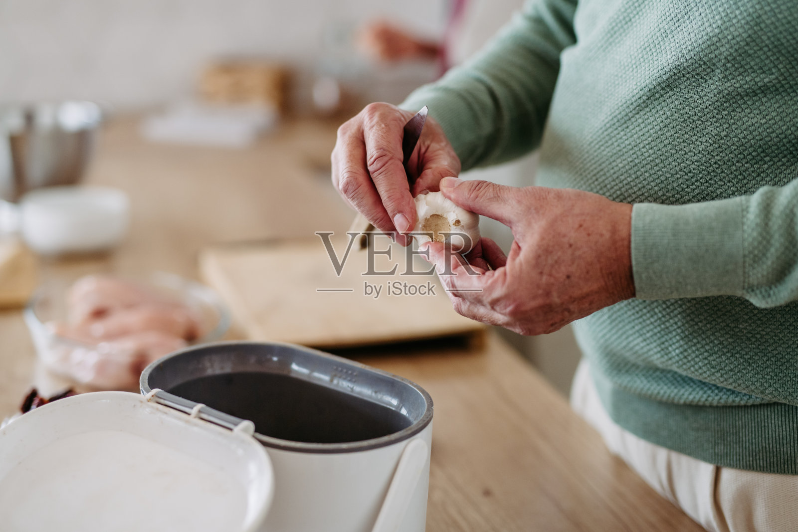 新鲜大蒜的特写镜头，剥开并分离蒜瓣。照片摄影图片