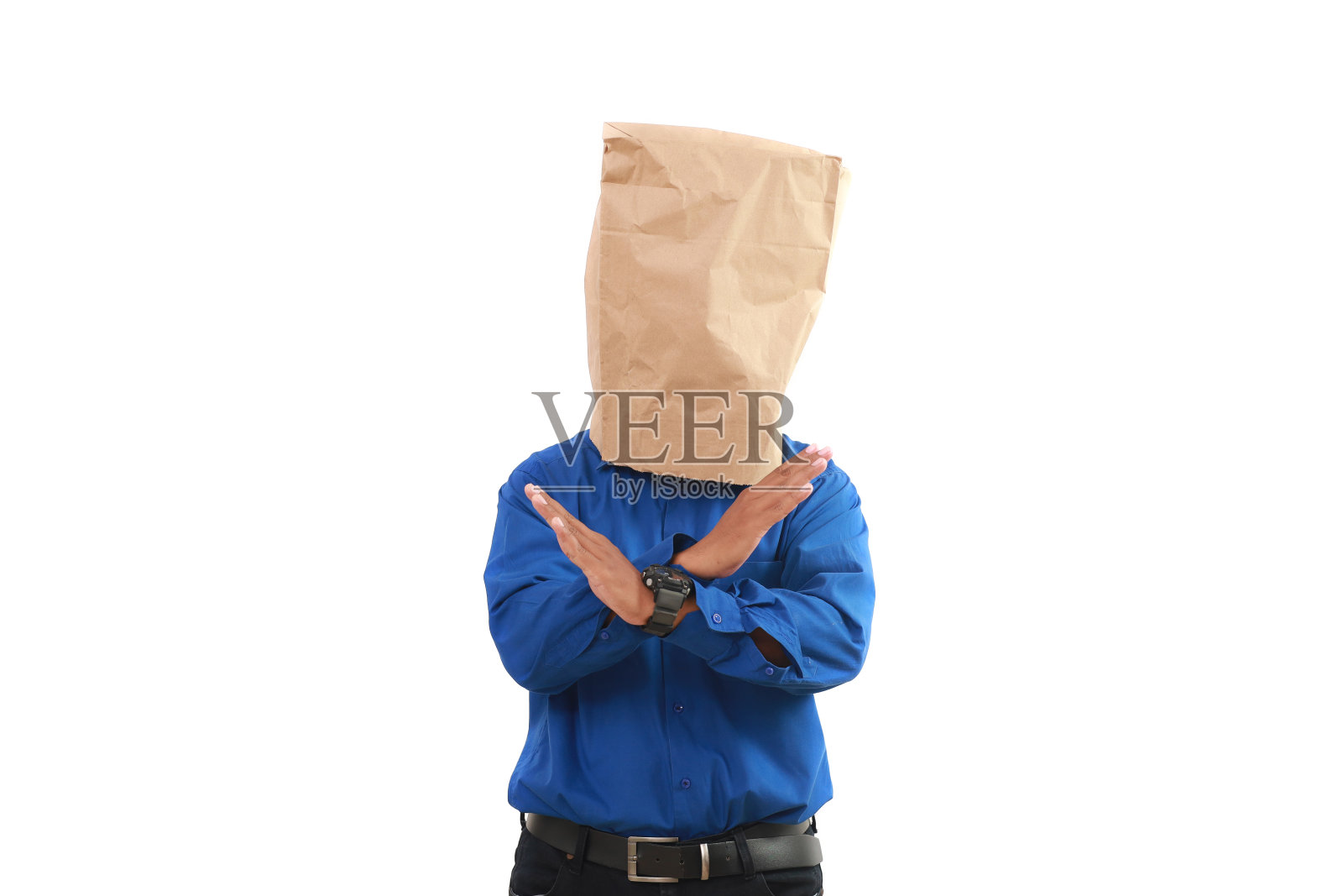 商人双手交叉，拿着纸袋站着照片摄影图片