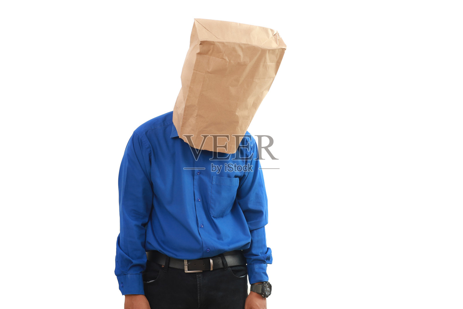 疲惫的商人拿着白色背景的纸袋照片摄影图片