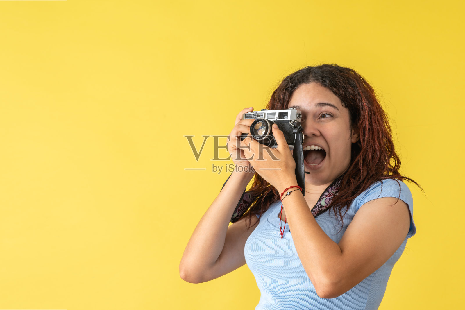 年轻女子用她的古董相机拍照照片摄影图片