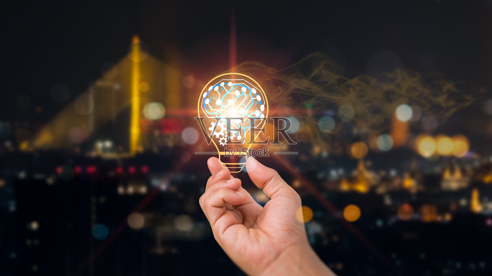 一个商人一手拿着一个虚拟灯泡，另一只手拿着他的大脑来展示他的概念是如何工作的。聪明的想法和创造性的灵感。照片摄影图片