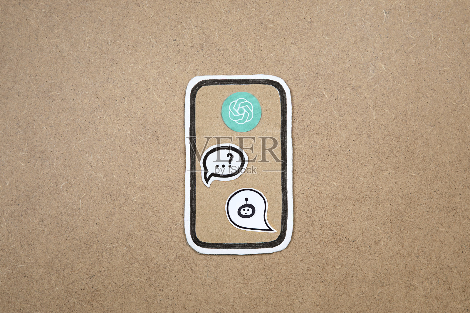 用纸做成的手机用机器人在语音泡泡上显示，概念上与机器人聊天。向AI提问。带有机器人代表的硬纸板智能手机准备工作了。照片摄影图片