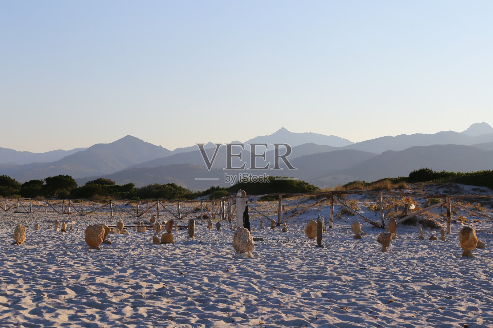 在撒丁岛圣特奥多罗的拉辛塔海滩上看到的石头平衡照片摄影图片