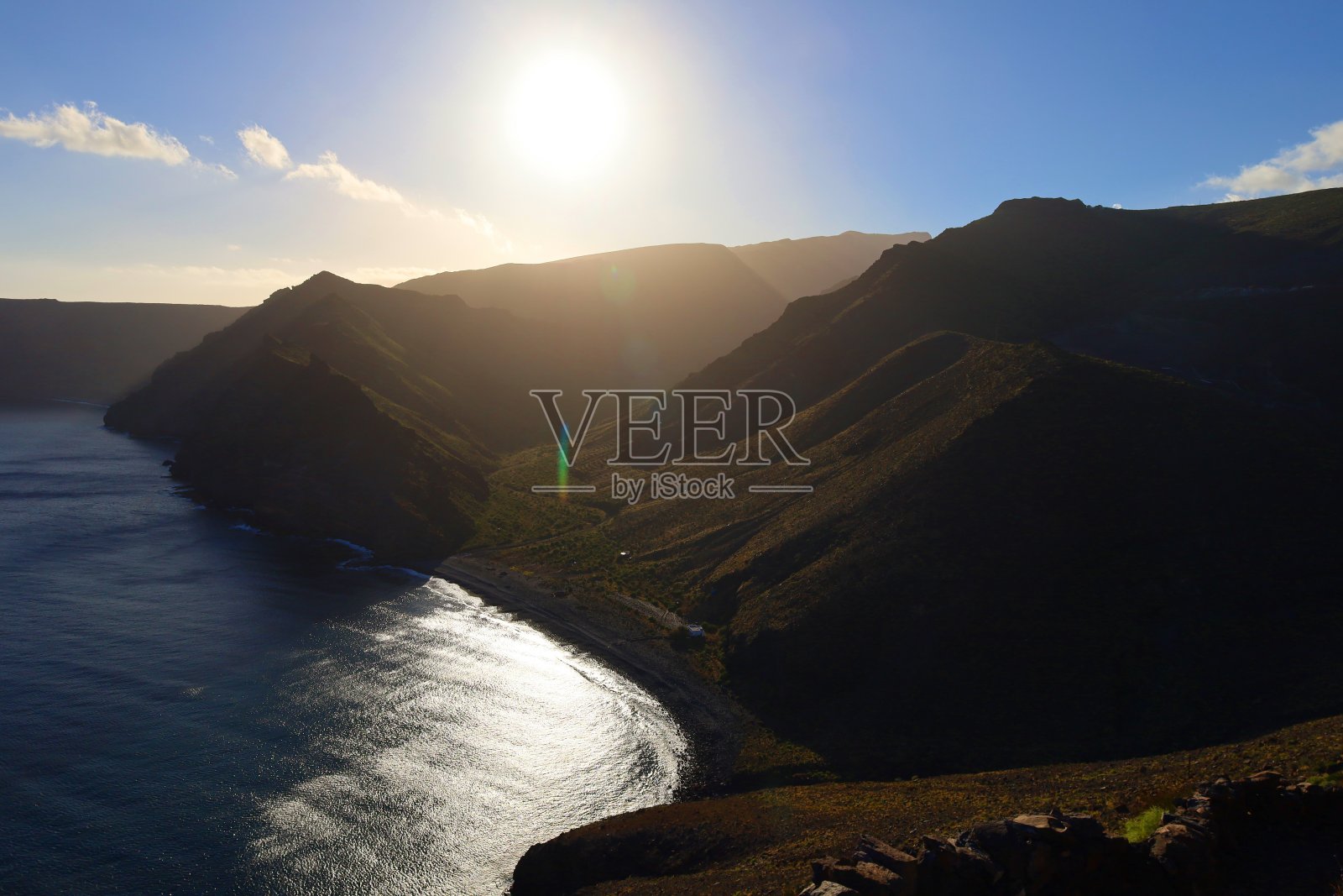 位于戈梅拉圣塞瓦斯蒂安GR132长途徒步小径上的瓜查海滩的日落景色照片摄影图片