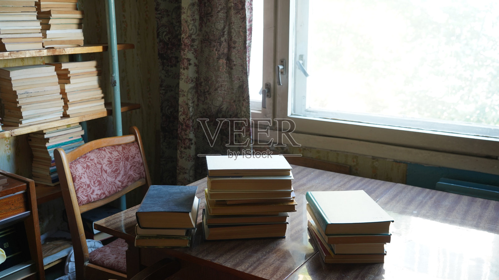 放书的书架。知识的概念，图书馆。照片摄影图片