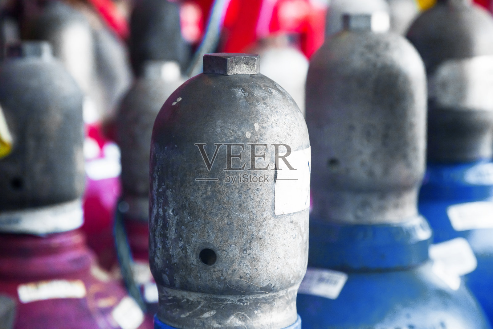 装有氧气和乙炔的气瓶的上部，上面有盖子。照片摄影图片