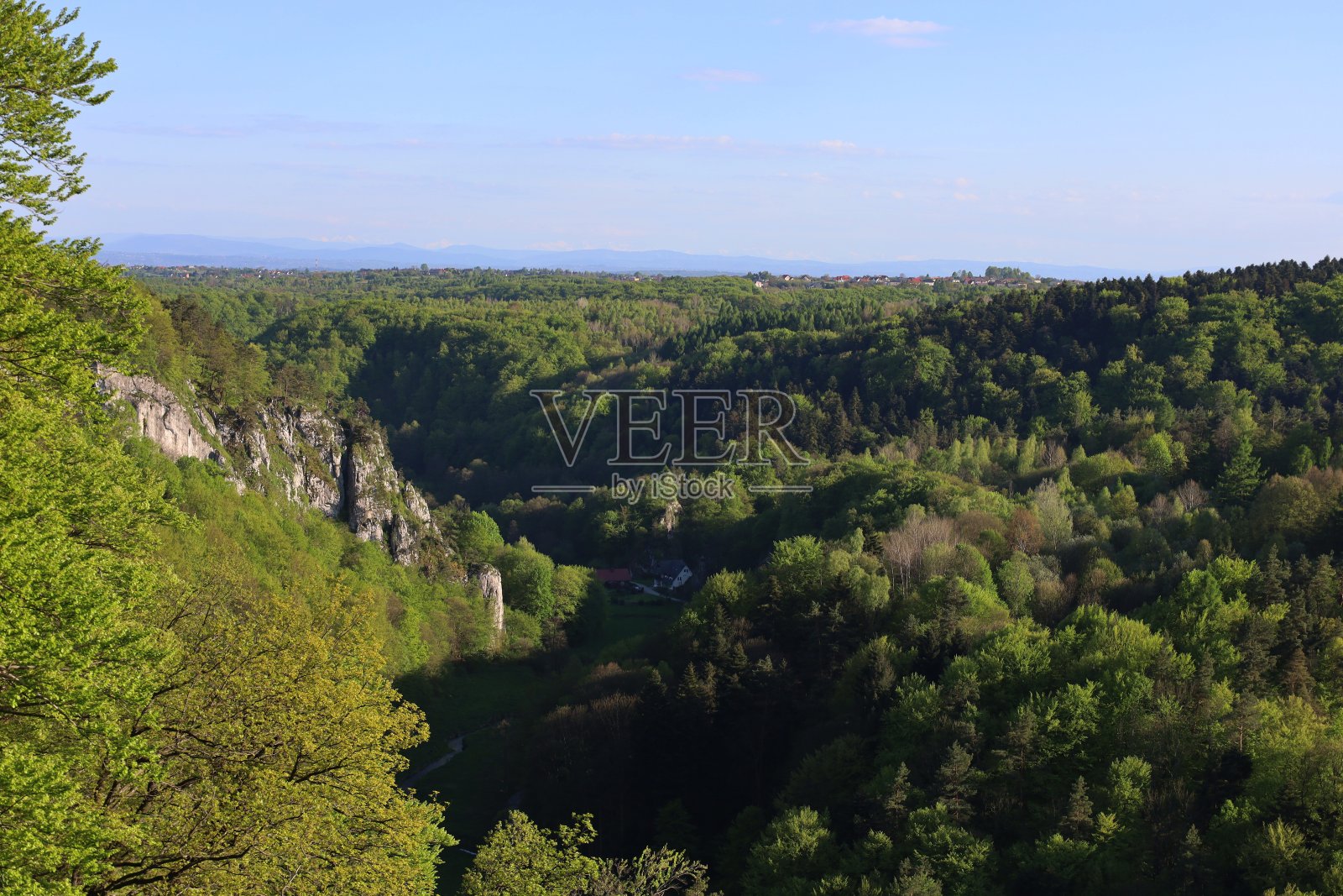 在波兰克拉科夫附近的深谷奥伊科国家公园徒步旅行时的景色照片摄影图片
