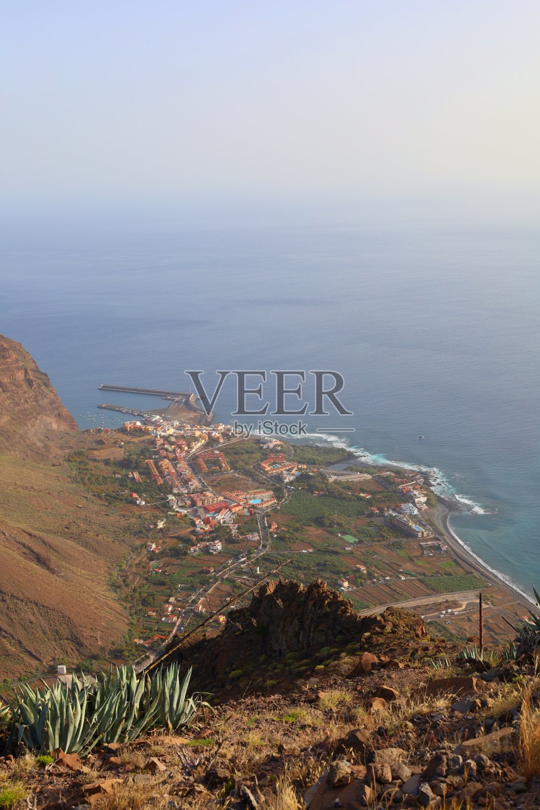 从加那利群岛戈梅拉的GR132徒步小径鸟瞰格兰雷山谷照片摄影图片