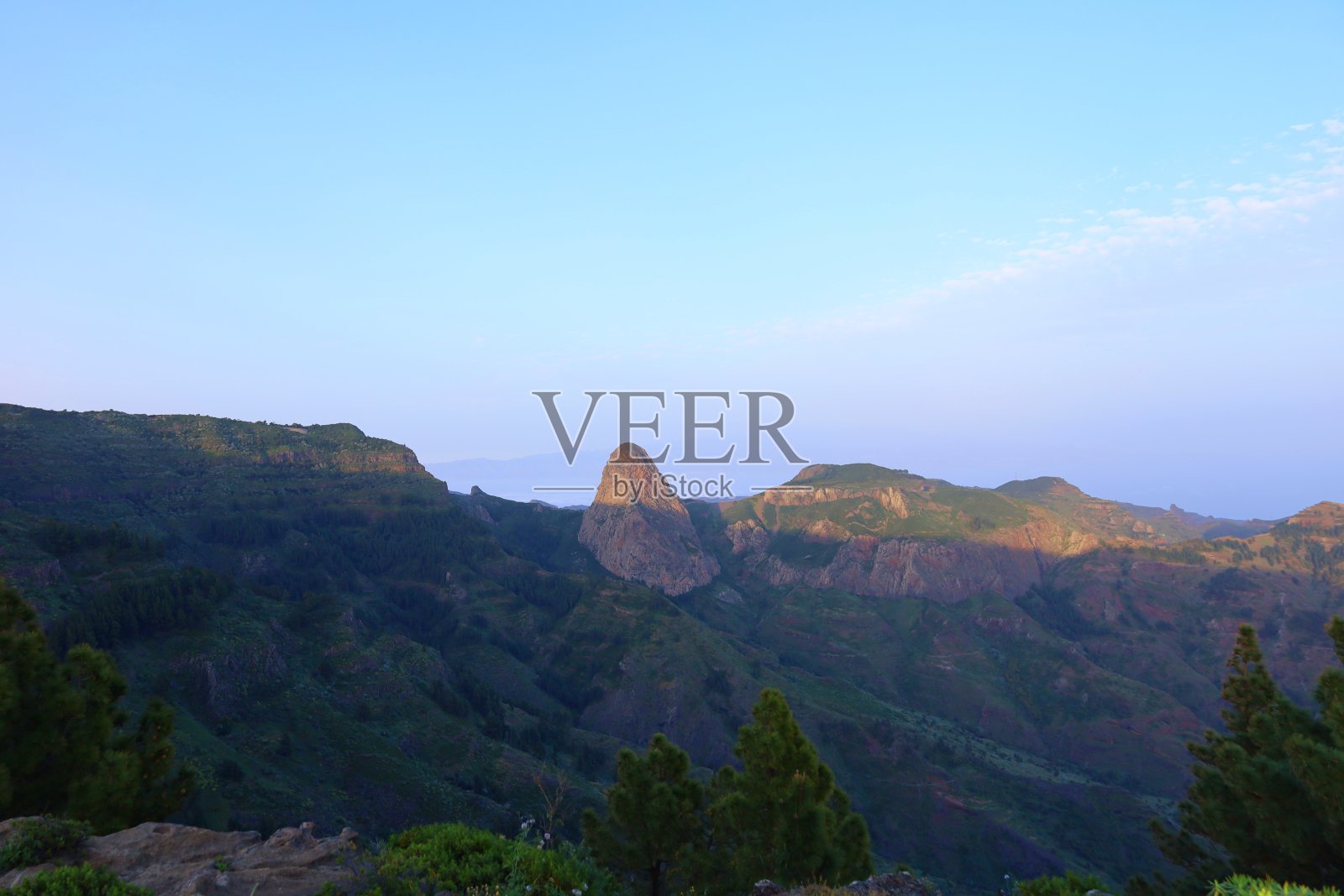 在西班牙加那利群岛的戈梅拉加拉霍内国家公园，从巨大的火山岩形成的Mirador de Roque de Agando的风景照片摄影图片