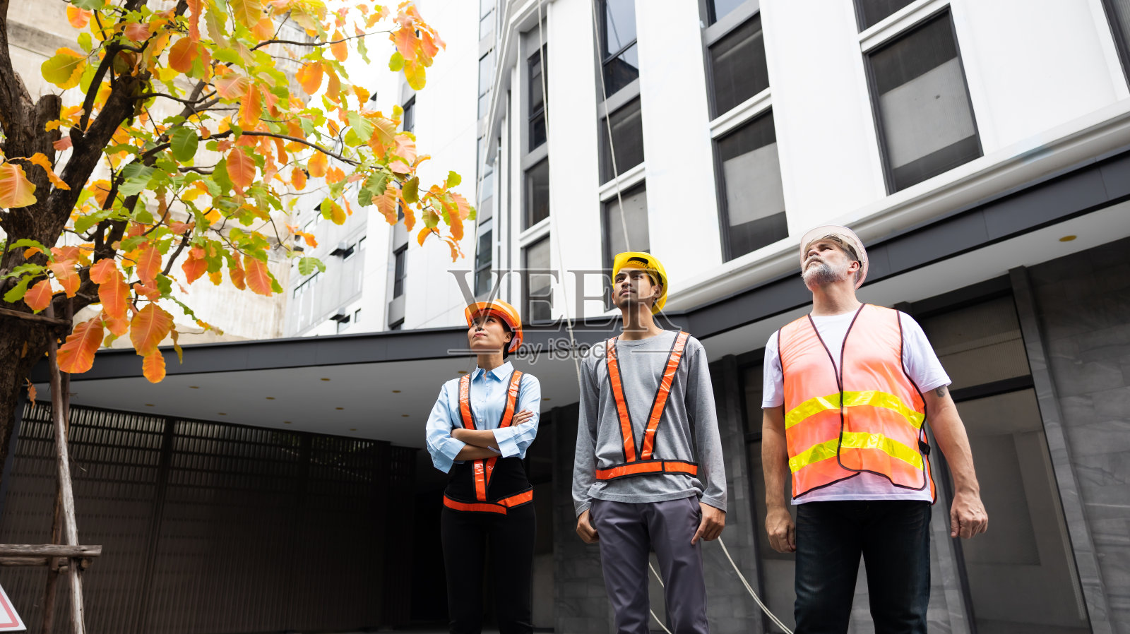 建筑师和承包商团队工作会议。商务人士和房地产经纪公司在工作场所用笔记本电脑开会和讨论计划照片摄影图片