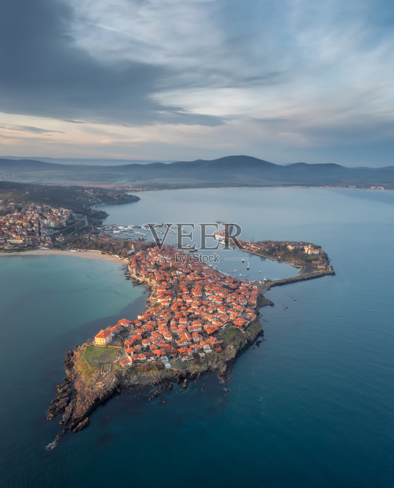 从空中俯瞰保加利亚索佐波尔老城的清晨景色照片摄影图片