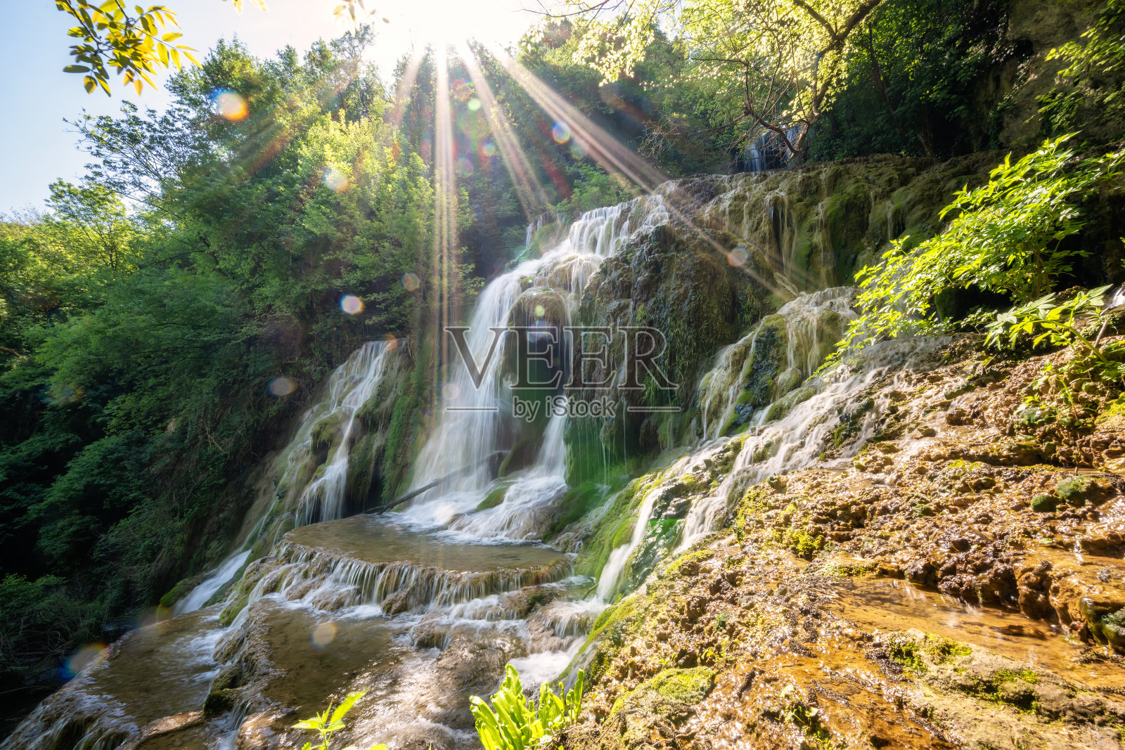 美丽的瀑布在绿色的森林，克鲁舒纳瀑布，保加利亚照片摄影图片