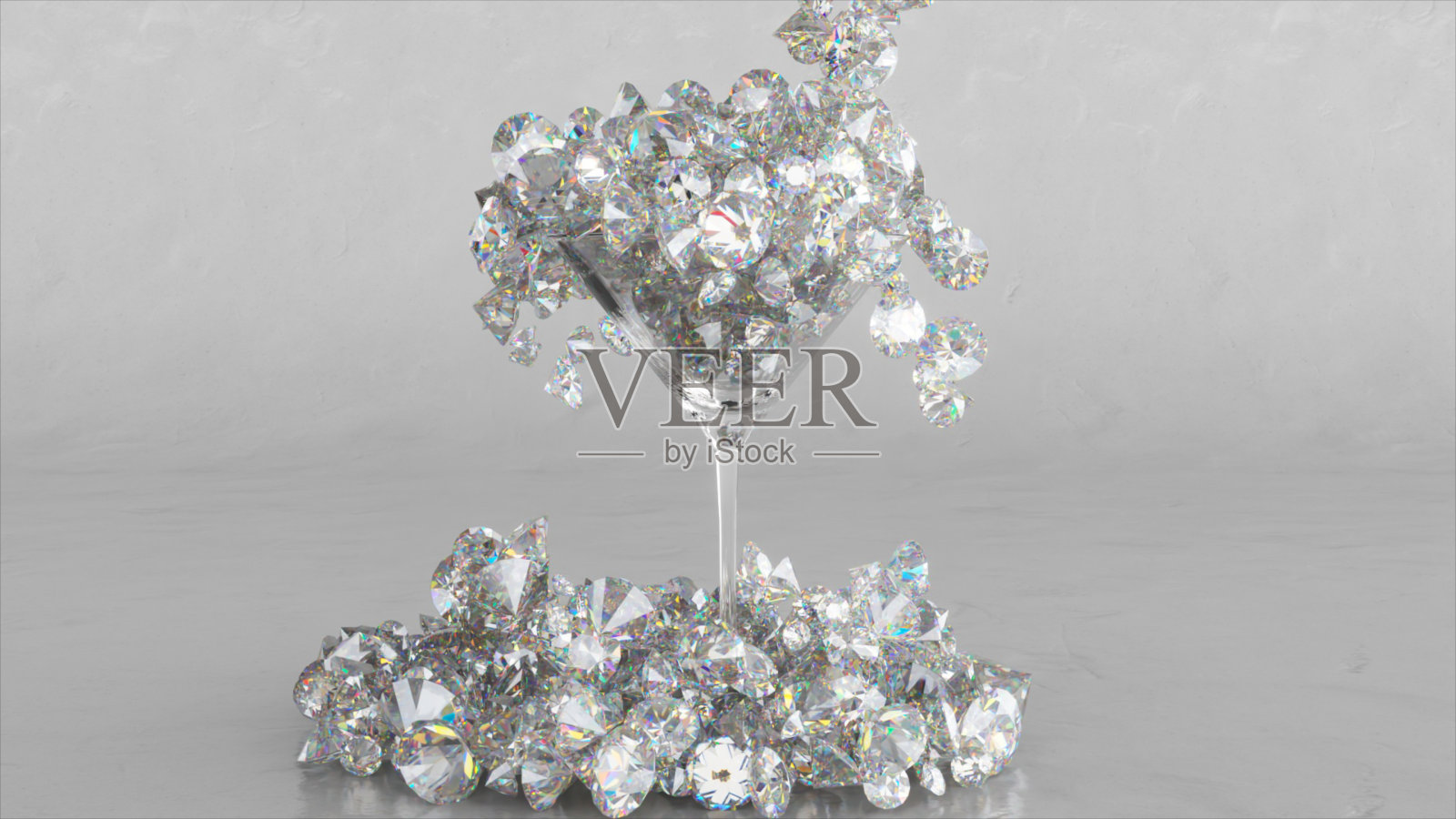 抽象的概念。钻石冰块落入马提尼杯中，溢出杯沿，洒在桌上。很多钻石照片摄影图片