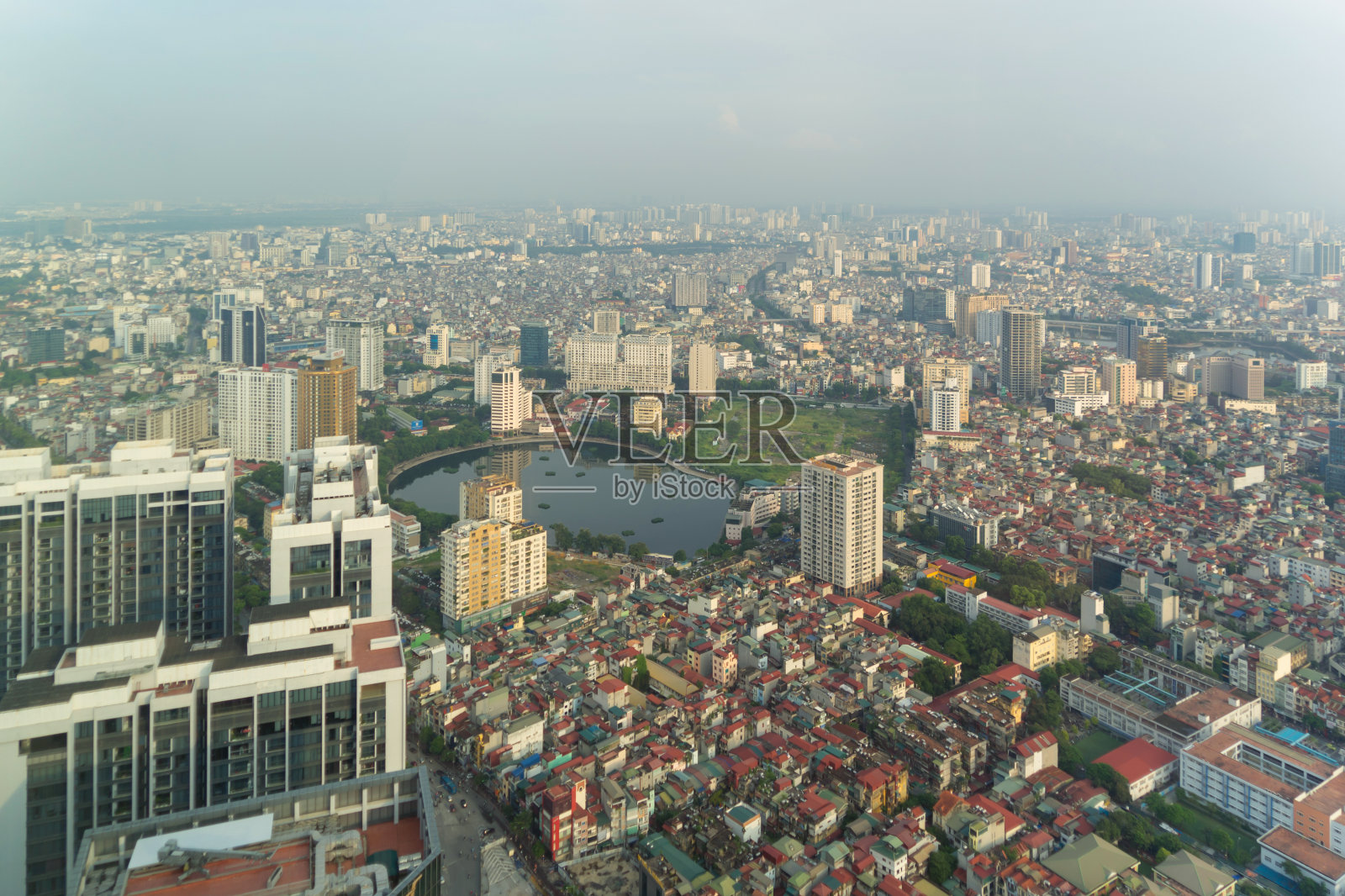 鸟瞰河内市中心的天际线，越南。亚洲智慧城市的金融区和商业中心。摩天大楼和高层建筑。照片摄影图片