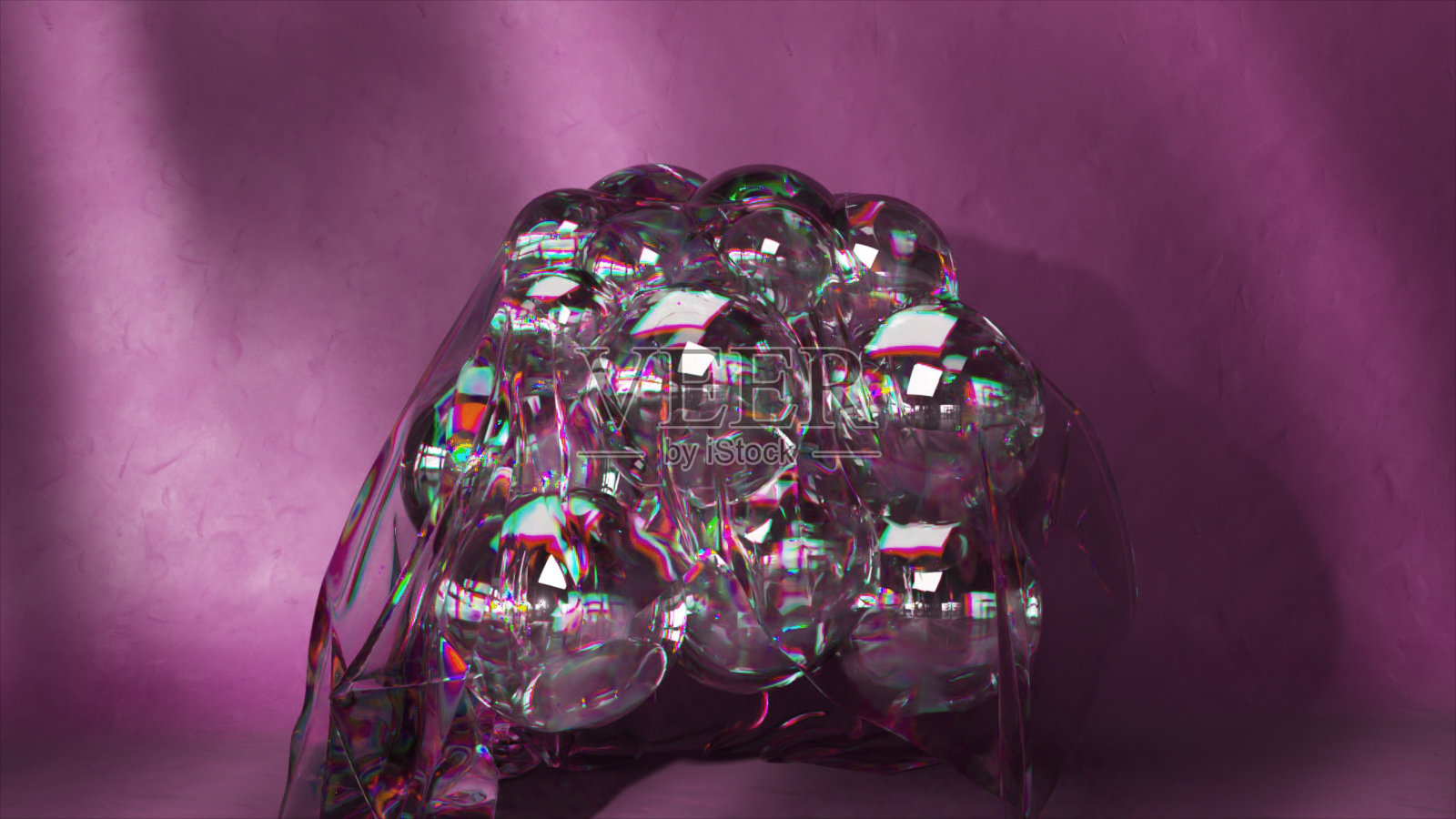 光滑透明的彩虹球在紫色背景上移动。波。特写镜头。透明的斗篷在球的顶部照片摄影图片