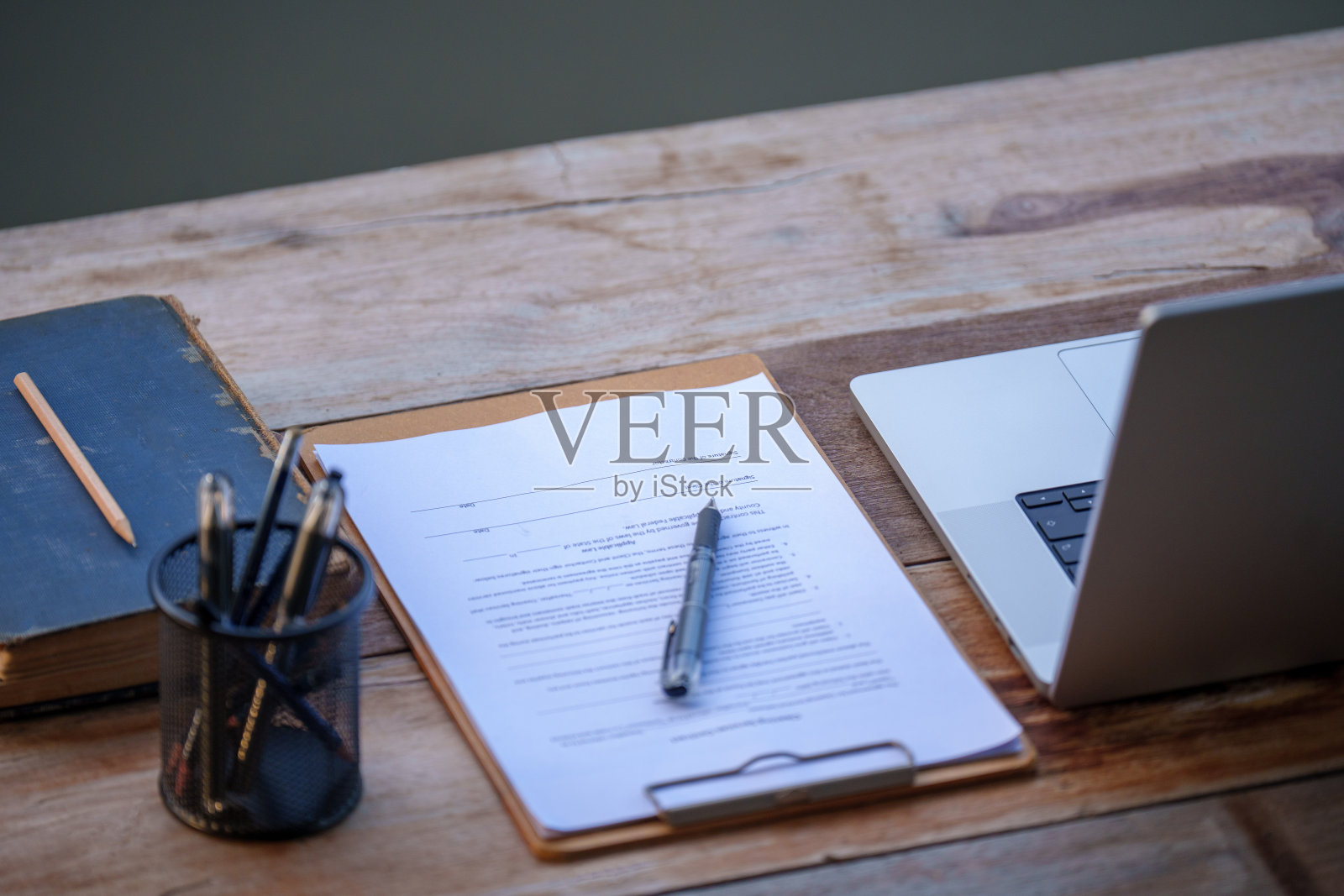 办公室木头桌子上的笔记本电脑特写。学生在线网络营销和自由职业在线教育的学习理念。照片摄影图片