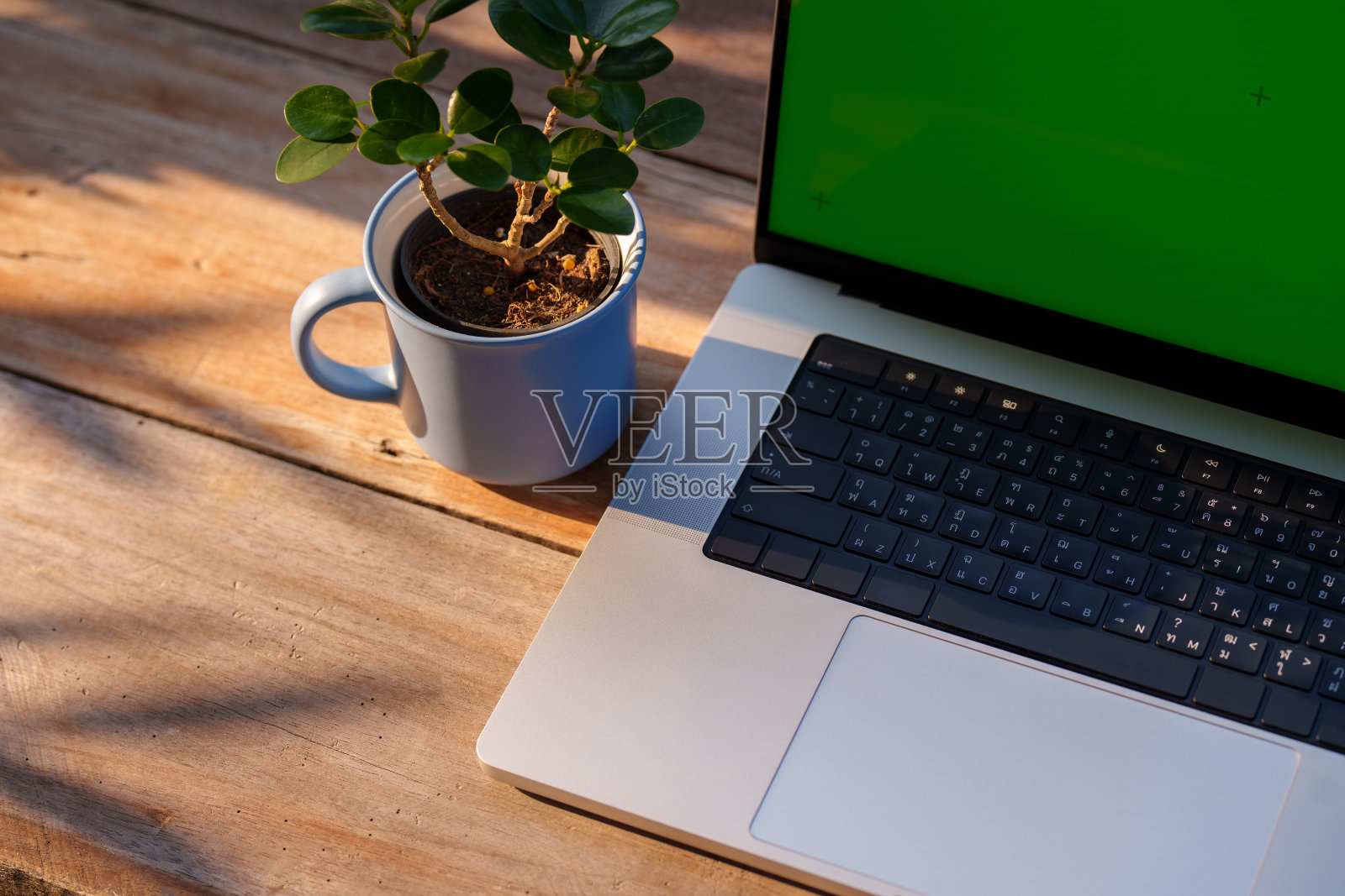 办公室木头桌子上的笔记本电脑特写。学生在线网络营销和自由职业在线教育的学习理念。照片摄影图片