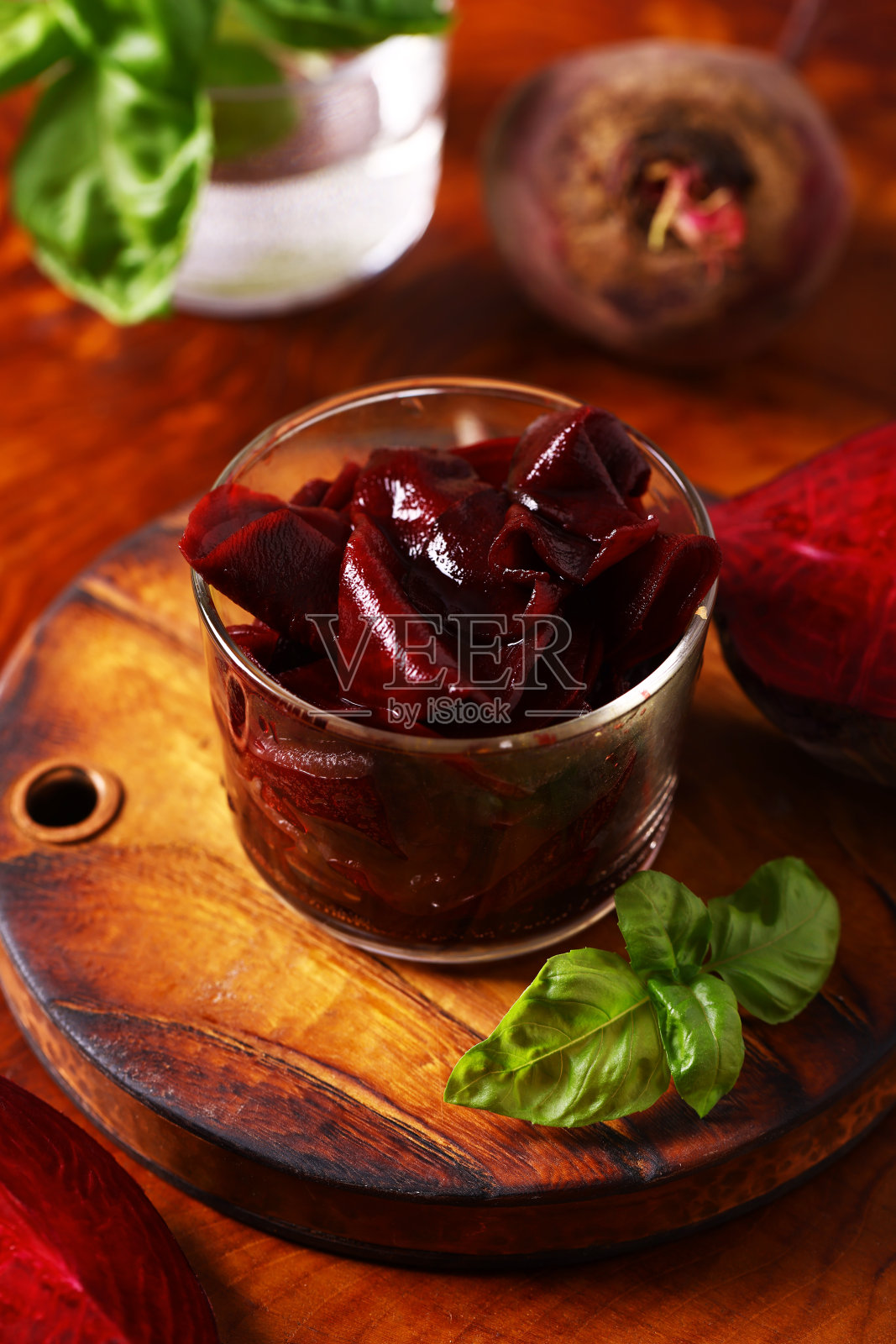 木桌上坛子里的腌甜菜照片摄影图片