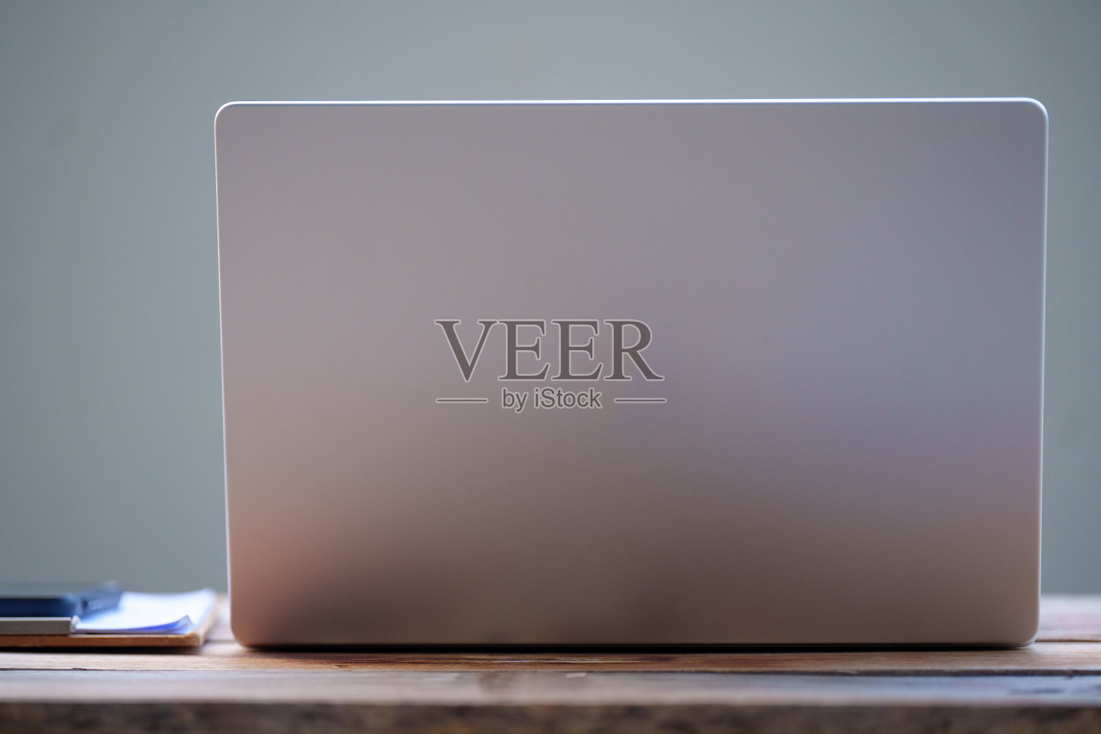 办公室木头桌子上的笔记本电脑特写。学生在线网络营销和自由职业在线教育的学习理念。照片摄影图片