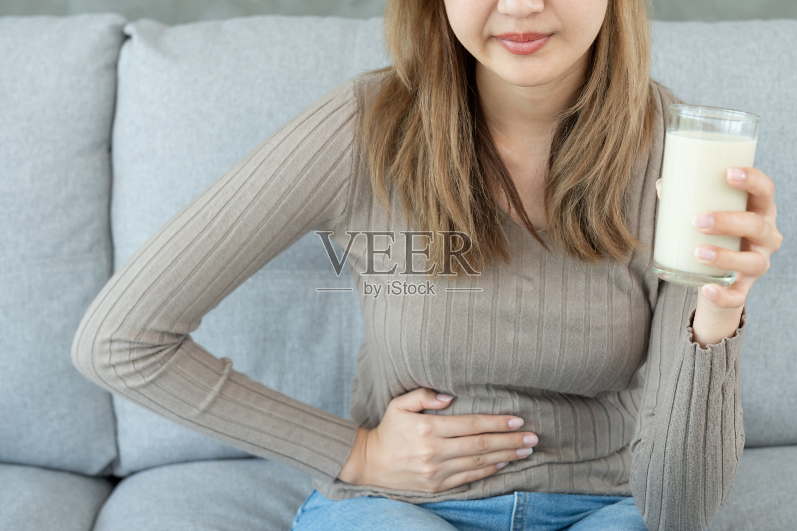 大豆过敏原，生病难过不健康生病过敏的女人，流鼻涕闷鼻子痛遭受不耐受过敏引发的症状。腹痛，过敏原，坚果蛋白，皮疹，死亡，食物过敏照片摄影图片