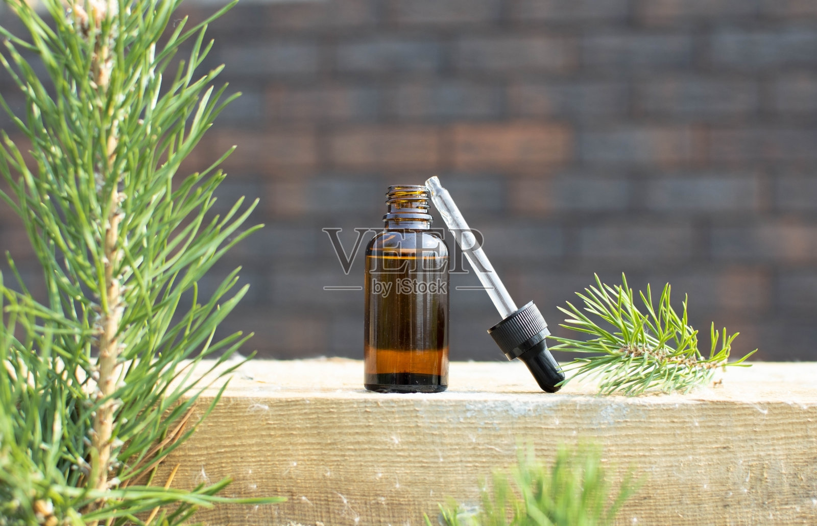 一个棕色玻璃滴管瓶，装精华液、精油或其他化妆品。天然有机水疗美容理念照片摄影图片