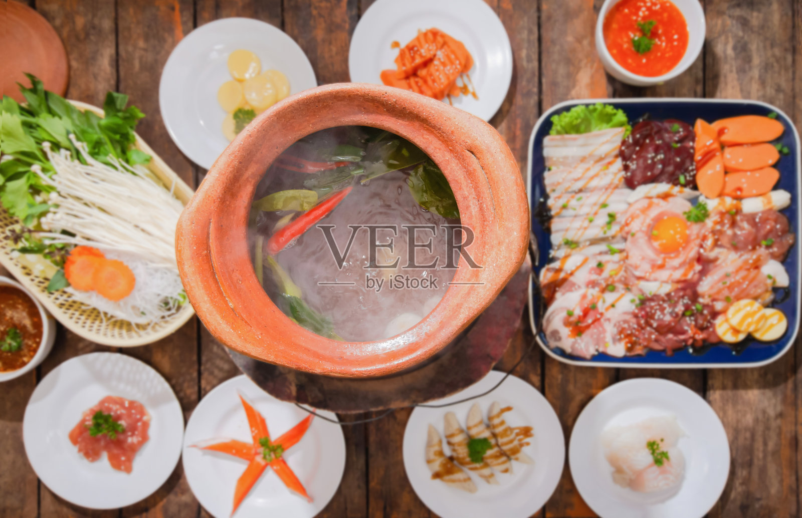 上桌，食材有涮、火锅、素菜、配料有猪肉、蛋白、香菇火锅等亚洲烧烤式食品照片摄影图片