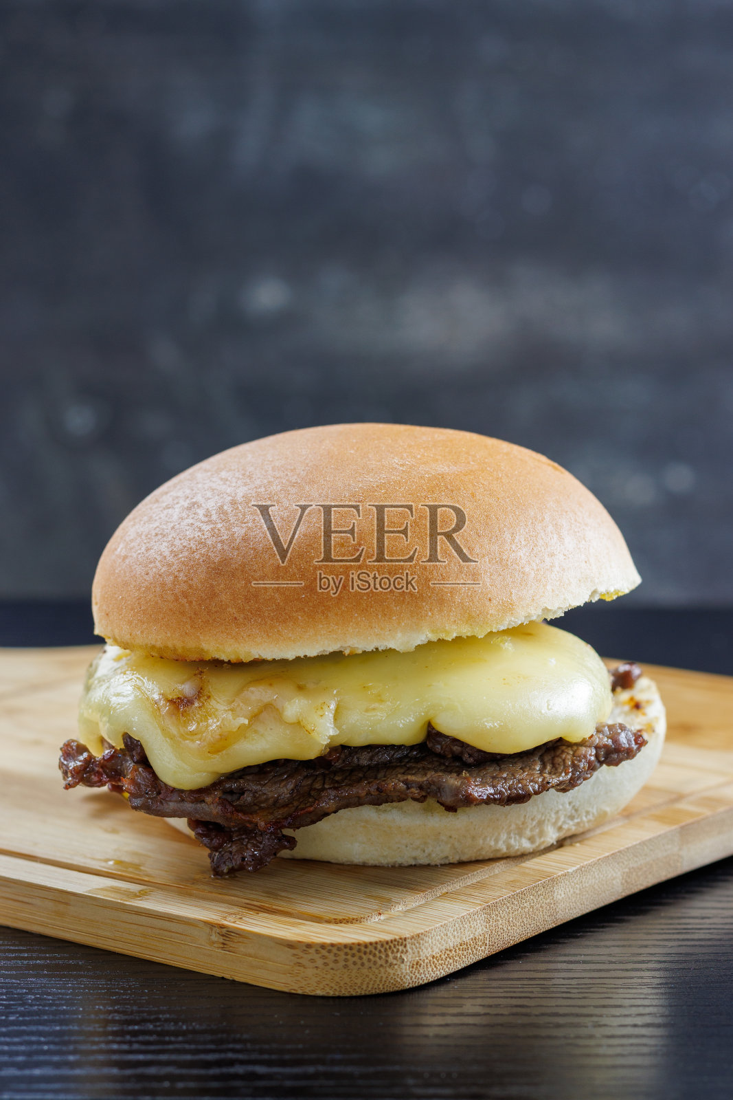 巴罗斯·卢科三明治在智利很受欢迎:牛肉和融化的奶酪。在黑色的桌子和木板上用垂直的空间复制典型的智利食物概念照片摄影图片