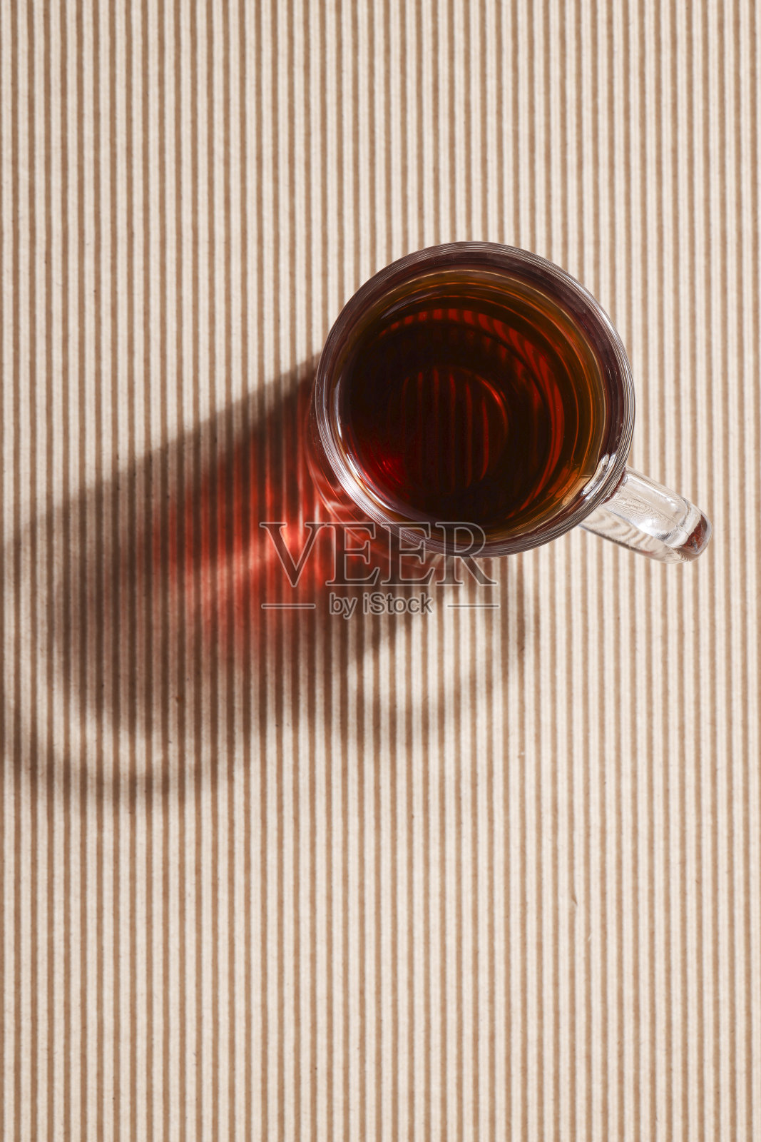 一杯茶在棕色棱纹背景与美丽的阴影。传统文化观念。健康的生活方式。副本的空间。放松茶点时间照片摄影图片